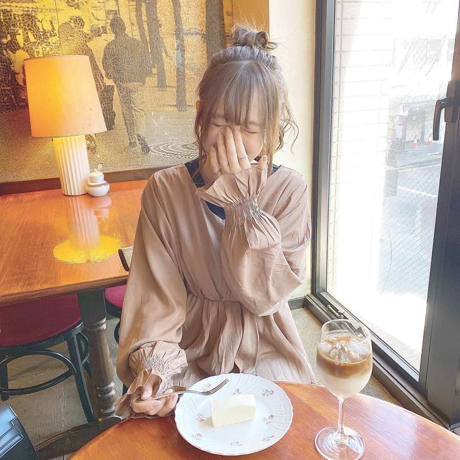 haruさんのインスタグラム写真 - (haruInstagram)「ㅤㅤㅤㅤㅤㅤㅤㅤㅤㅤㅤㅤㅤ ㅤㅤㅤㅤㅤㅤㅤㅤㅤㅤㅤㅤㅤ ㅤㅤㅤㅤㅤㅤㅤㅤㅤㅤㅤㅤㅤ #おはるカフェめぐり ㅤㅤㅤㅤㅤㅤㅤㅤㅤㅤㅤㅤㅤ あれ、結婚式前だから控えるって言ったのにな﹖😂笑 ㅤㅤㅤㅤㅤㅤㅤㅤㅤㅤㅤㅤㅤ でも毎日のようにカフェラテ飲んでたから 私にとっては久しぶりなのです🤭( 笑 ) ㅤㅤㅤㅤㅤㅤㅤㅤㅤㅤㅤㅤㅤ ㅤㅤㅤㅤㅤㅤㅤㅤㅤㅤㅤㅤㅤ いつか行ってみたいな〜って思ってた #花泥棒は珈琲屋です さん❤︎ ㅤㅤㅤㅤㅤㅤㅤㅤㅤㅤㅤㅤㅤ まず名前が可愛い🤣💕 ㅤㅤㅤㅤㅤㅤㅤㅤㅤㅤㅤㅤㅤ 濃厚でとっても美味しいチーズケーキをたべたので お昼は食べませんでした🙅‍♀️ カロリミットのんだから カフェオレも😂笑☜ そして次の日に調節しています👟 ㅤㅤㅤㅤㅤㅤㅤㅤㅤㅤㅤㅤㅤ ㅤㅤㅤㅤㅤㅤㅤㅤㅤㅤㅤㅤㅤ 3キロ痩せたからあと式までに1キロ。 欲を言えば2キロ。落としたい😂🧡 でもげっそりはしないようにしたい☺️！ ㅤㅤㅤㅤㅤㅤㅤㅤㅤㅤㅤㅤㅤ ㅤㅤㅤㅤㅤㅤㅤㅤㅤㅤㅤㅤㅤ ㅤㅤㅤㅤㅤㅤㅤㅤㅤㅤㅤㅤㅤ 大好きなかほちゃんとの写真と 現実とは異なるプリも載せておこっと🤭💓笑 かほちゃん本当にありがとう〜😭❤️❤️❤️らぶ😘 ㅤㅤㅤㅤㅤㅤㅤㅤㅤㅤㅤㅤㅤ ㅤㅤㅤㅤㅤㅤㅤㅤㅤㅤㅤㅤㅤ ジョージのマクラと鬼滅のコインケース ユーフォーキャッチャーでゲットした🥰( 笑 ) 善逸は🐻さんにあげます🤭💕 ㅤㅤㅤㅤㅤㅤㅤㅤㅤㅤㅤㅤㅤ ㅤㅤㅤㅤㅤㅤㅤㅤㅤㅤㅤㅤ #東京カフェ#下北沢カフェ #おはるの東京カフェ ㅤㅤㅤㅤㅤㅤㅤㅤㅤㅤㅤㅤㅤ」2月9日 21時37分 - __haru3