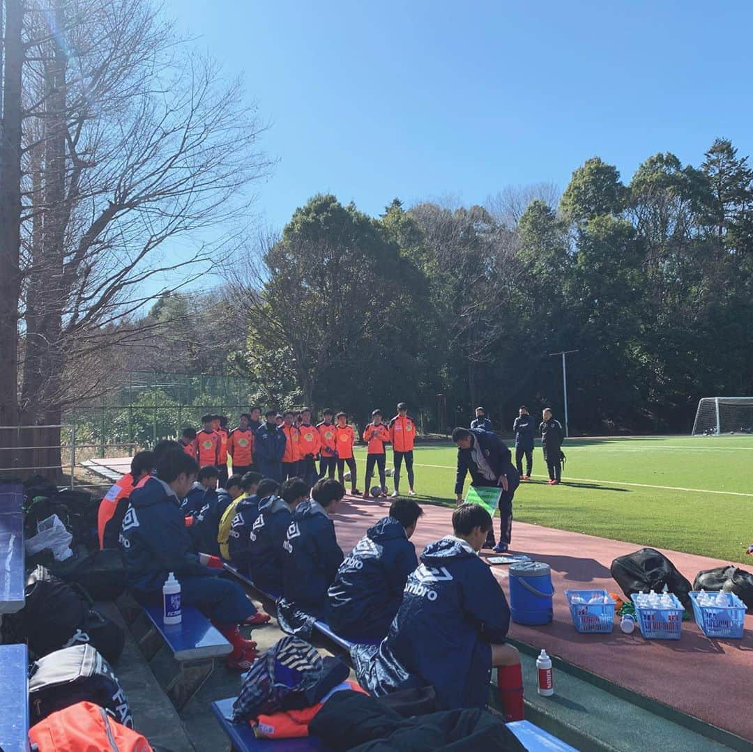 石川直宏さんのインスタグラム写真 - (石川直宏Instagram)「今日はU18のTRM 中央大学戦の視察。 心身共に格上の中央大に対してバチバチやりあってました。 3本目は新中学3年生も5.6人出場。まだまだこれからだけど、今後の伸びしろに期待♪  試合後西が丘へ移動して、東京都クラブユースU14決勝へ勝ち進んだむさしとFC多摩との戦いを視察。  先制点を許したものの、後半追いついてから怒涛の攻撃も追加点を奪えず、PK戦で敗れ準優勝。 敗れたものの、個々のエネルギー溢れるアグレッシブなチャレンジがありました。  色んな捉え方はあるけど、今は粗削りな方がいいと俺は思う。整えていく事はこれからいくらでも出来る。整えた時に小さく収まらないモノを今はエネルギーと共に大きくしていくべき。そんな姿があったこと。今日の悔しさと共に更なる成長の糧にして欲しい。 FC多摩も優勝に値する素晴らしい戦い。選手個々の能力・タフさを感じました。  U13の試合は見られなかったけど、決勝は東京ヴェルディとのダービーをPK戦の末制し優勝✨  11日には町田ゼルビアとのU17・3位決定戦が行われます。  今週半ばに羽生クラブナビゲーターと育成mtgと指導実践に参加。 U18・U15深川・むさし、それぞれの今年のミッションや取り組んでいく部分について話を聴き、その中でFC東京の育成としての共通意識や姿勢、今後求めていくべき基準をmtg & ピッチで 確認。  プラスαにクラブナビゲーターである羽生さんや、クラブコミュニケーターである俺が新たなエッセンスを加え、今年は更なる価値や結果を見出せる取り組みをしていきます🤝 . #fctokyo #FC東京 #tokyo #FC東京アカデミー #切り替え #球際 #ハードワーク #FC東京U18 #FC東京U15むさし #FC東京U15深川 は次回に #blueandred #青赤魂 #FC東京ファミリー #一体感 #育成mtg #指導実践 #共通意識 #判断基準 #羽生直剛 #クラブナビゲーター  #石川直宏 #クラブコミュニケーター」2月9日 21時46分 - sgss.18