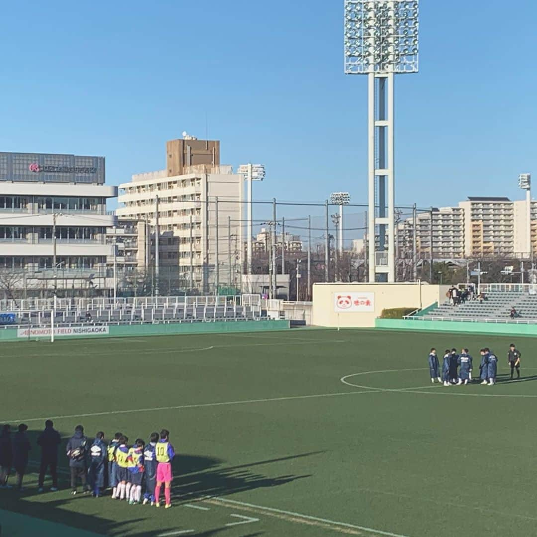 石川直宏さんのインスタグラム写真 - (石川直宏Instagram)「今日はU18のTRM 中央大学戦の視察。 心身共に格上の中央大に対してバチバチやりあってました。 3本目は新中学3年生も5.6人出場。まだまだこれからだけど、今後の伸びしろに期待♪  試合後西が丘へ移動して、東京都クラブユースU14決勝へ勝ち進んだむさしとFC多摩との戦いを視察。  先制点を許したものの、後半追いついてから怒涛の攻撃も追加点を奪えず、PK戦で敗れ準優勝。 敗れたものの、個々のエネルギー溢れるアグレッシブなチャレンジがありました。  色んな捉え方はあるけど、今は粗削りな方がいいと俺は思う。整えていく事はこれからいくらでも出来る。整えた時に小さく収まらないモノを今はエネルギーと共に大きくしていくべき。そんな姿があったこと。今日の悔しさと共に更なる成長の糧にして欲しい。 FC多摩も優勝に値する素晴らしい戦い。選手個々の能力・タフさを感じました。  U13の試合は見られなかったけど、決勝は東京ヴェルディとのダービーをPK戦の末制し優勝✨  11日には町田ゼルビアとのU17・3位決定戦が行われます。  今週半ばに羽生クラブナビゲーターと育成mtgと指導実践に参加。 U18・U15深川・むさし、それぞれの今年のミッションや取り組んでいく部分について話を聴き、その中でFC東京の育成としての共通意識や姿勢、今後求めていくべき基準をmtg & ピッチで 確認。  プラスαにクラブナビゲーターである羽生さんや、クラブコミュニケーターである俺が新たなエッセンスを加え、今年は更なる価値や結果を見出せる取り組みをしていきます🤝 . #fctokyo #FC東京 #tokyo #FC東京アカデミー #切り替え #球際 #ハードワーク #FC東京U18 #FC東京U15むさし #FC東京U15深川 は次回に #blueandred #青赤魂 #FC東京ファミリー #一体感 #育成mtg #指導実践 #共通意識 #判断基準 #羽生直剛 #クラブナビゲーター  #石川直宏 #クラブコミュニケーター」2月9日 21時46分 - sgss.18