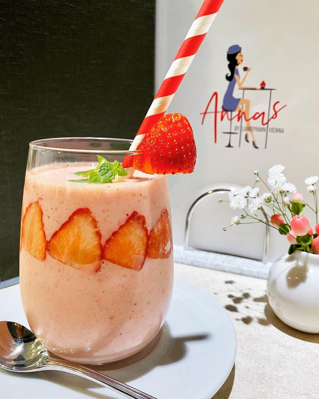 尾崎ありささんのインスタグラム写真 - (尾崎ありさInstagram)「📍Anna’s by Landtmann Vienna﻿ ﻿ ﻿ いちごのスムージー🍓🍓🍓﻿ ちょっと蜂蜜も入ってて、とっても美味しかった🥰﻿🍯 ﻿ ﻿ ﻿ ﻿ ﻿ #annasbylandtmannvienna #shibuyascramblesquare #smoothie #strawberry #スムージー #ストロベリー #渋谷カフェ #いちご #トーキョーミント #tokyomintoo #ミントアンバサダー  #グルメ #gourmet  #カフェ部 #写真好きな人と繋がりたい #カフェ巡り #カフェ #カフェスタグラム #果物 #cute #インスタ映え #フルーツ #fruit #delicious  #渋谷カフェ #喫茶店 #cafe #東カレ倶楽部 #photogenic #drink #juice」2月9日 21時47分 - also1219