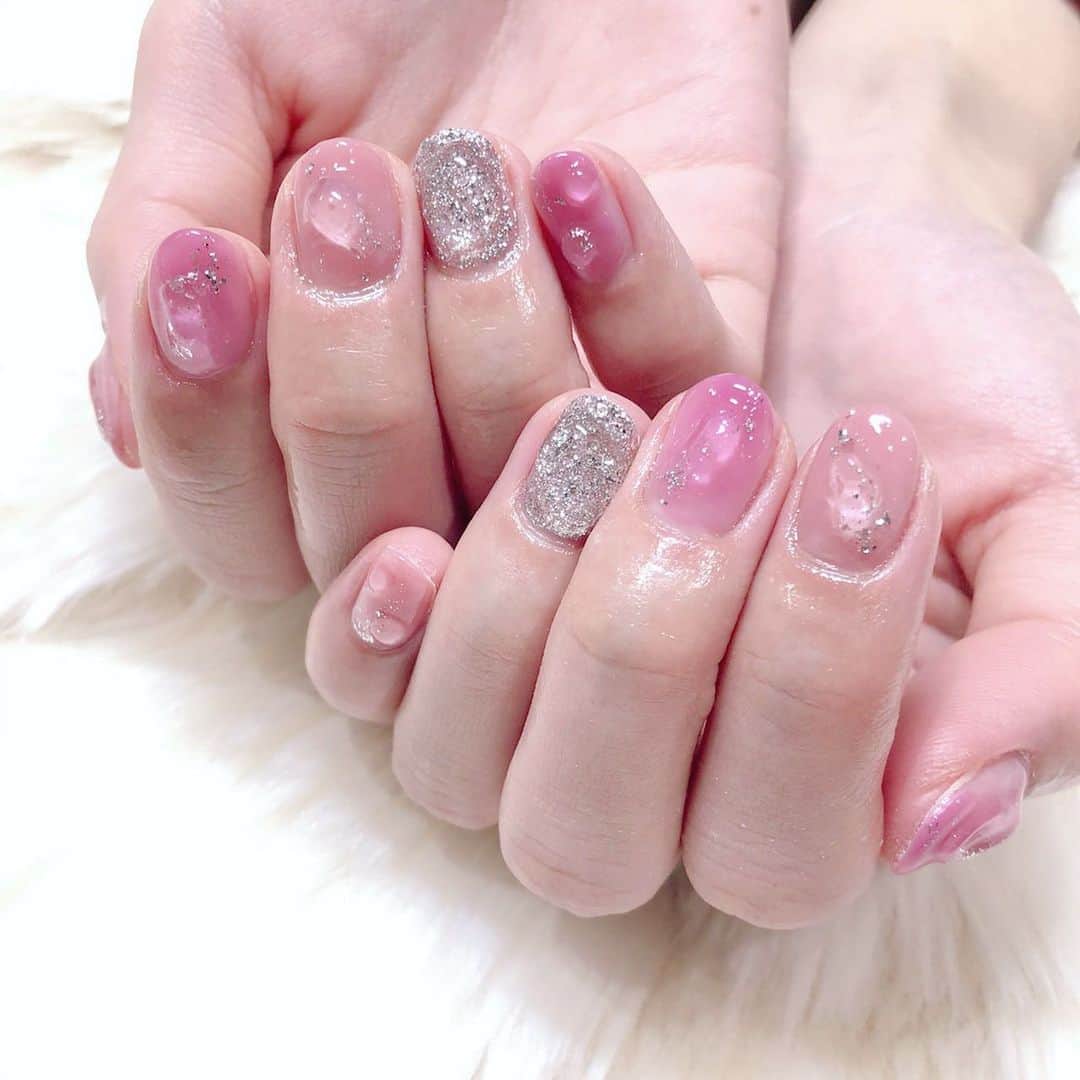 根岸愛のインスタグラム：「💅💅💅 newネイル💅✨ Lapis新宿店で担当は manamiさん(@lapis_manami )です👩💕 前回のネイルが可愛くて今回はラメを足して 色も若干変えてキラキラパワーアップver.です😎💕 #lapis #lapisnail #nail #pink #pinknail #ネイル #ピンクネイル #ぷくぷくネイル」