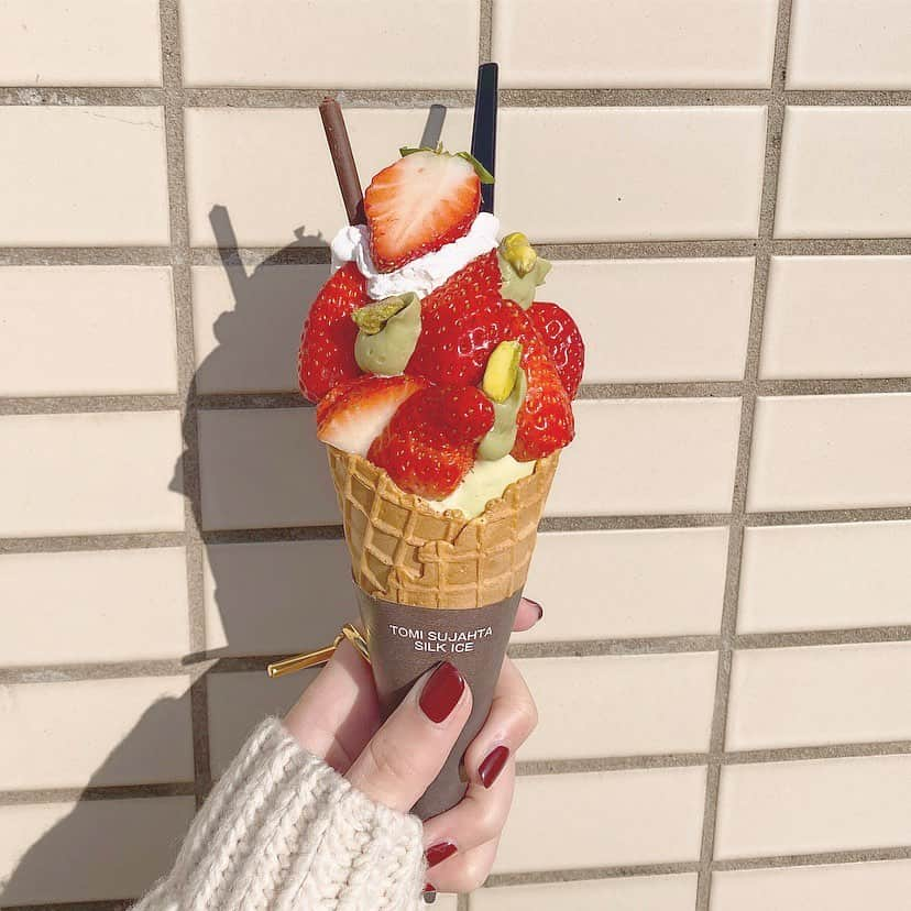 Maiさんのインスタグラム写真 - (MaiInstagram)「・ この前久しぶりに食べた苺盛りソフト🍓💛 ・ 中はピスタチオのソフトクリームで美味しかったー🍦✨✨ #苺盛りソフトクリーム #ソフトクリーム」2月9日 21時48分 - maimaimai1016