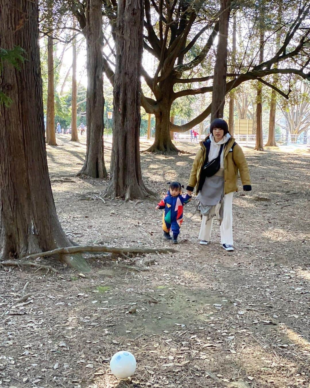 HALCALIのインスタグラム：「髪のびてモッサモサになってきた😂こういう男子大学生いるよね😂髪切りに行かなきゃ〜🙄伸ばそうか、また切ろうか迷うところ🤔写真は👨🏻が撮ってくれたけど、むすめとボール追いかけるのに必死な顔だよ😇いっぱい撮ってくれてたのにどの写真も変な顔でむすめ追いかけてた😂母の写真ってそんなもんだよねー😂めちゃくちゃ引きの綺麗な青空との写真載せておく😇それにしても今週は寒かった😟早く暖かくなってほしい🥶軽やかにワンピースとか着てお散歩したい🥺🌸」