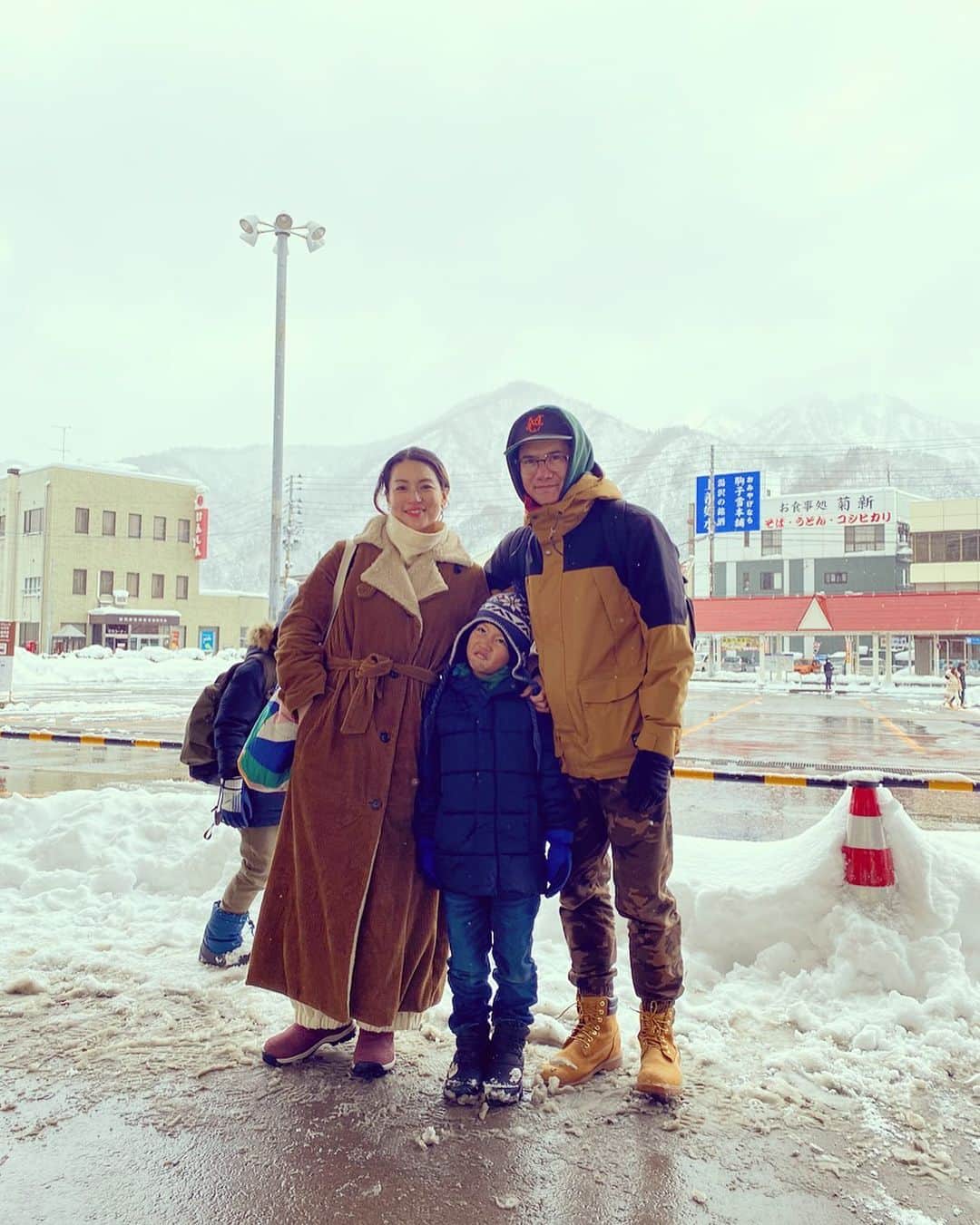 桃生亜希子のインスタグラム：「家族で雪の世界へ。 　去年は、「スキー⛷やりたくない！」と 泣いた息子も、今回はそりに　スキーに、アイス作りにと、思いっきり楽しんでいたよ。 　行くまでは寒そうだし、大変そうだなー。って思うんだけど 　しんしんと冷たく真っ白な世界は　とても静かで、細胞が目覚めるみたいに心地よかった。」