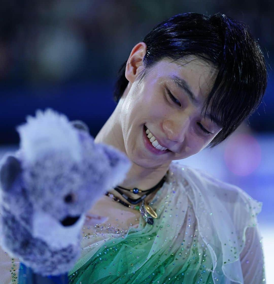 羽生結弦さんのインスタグラム写真 - (羽生結弦Instagram)「#Repost @sponichitokyophoto ＜四大陸選手権最終日＞エキシビション、コアラのパペットを手にする羽生結弦(撮影・小海途 良幹） #羽生結弦 #yuzuruhanyu #hanyuyuzuru #yuzu #figureskater #figureskate #figureskating #하뉴유즈루 #羽生结弦 #юдзуруханю #四大陸選手権 #fourcontinents #4cc2020」2月9日 21時50分 - yuzu_kanami