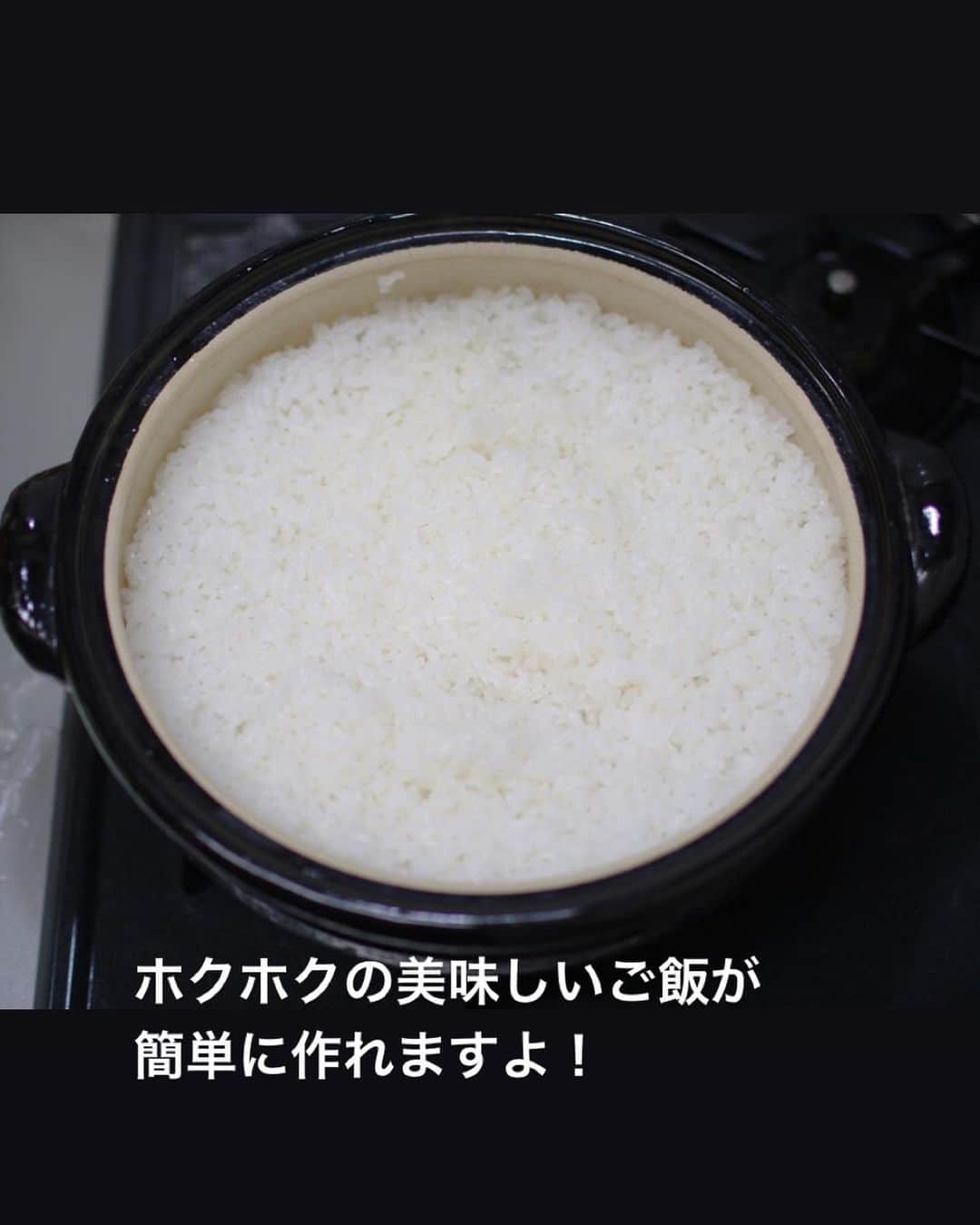 utoshさんのインスタグラム写真 - (utoshInstagram)「【レシピ付】白米がおいしい「かき揚げ丼」。 . ざくざくの玉ねぎと、ちくわとみつば、かりっと揚げて、おいしい白米の上にのせて、さくっと食べます。塩でもいいし、天丼のタレをかけてももちろんおいしい。 . . 今回、滋賀県高島市マキノ町で作られているおいしいお米 #河宝 を使って、ご飯を作りました。気合いをいれて土鍋で炊いています。 艶っとしたキレイな白いお米は食感がまず違う。噛めば噛むほどおいしくなります。 . お米はやっぱり水と土が良い所がおいしい。このマキノ町は蛍が好むくらいの清らかな水。土は砂地の土壌。砂地の層には優良な微生物が多くおり、水はけがよいことで、常に新鮮で綺麗な水が根から吸収されます。 この水と土壌で育ったお米をさらに専用の低温恒温器（冷蔵庫のようなもの）に入れて、低温で寝かせたお米が「河宝」です。 . . 白米に料理を合わせようと思ったら何でも合わせる事ができます。 かき揚げで天丼として食べるのもおいしいので、ぜひ作ってみてください。 . 毎食が楽しみになる素直なお米「河宝」 是非チェックしてみてください！ @kaho.rice_teisuisha . . レシピはこちら↓ ＿＿＿＿＿＿＿ . ちくわのかき揚げ（5人分） . 【材料】 玉ねぎ（大）　1個 みつば　適量（5本くらい） ちくわ　大1本（小さいのだったら3本） . 小麦粉 大さじ5 水 50m . 【作り方】 （1）玉ねぎはくし切り、ちくわは輪切り、みつばはざく切りにする。 . （2）ボウルに1の具材をいれ、小麦粉をいれてサクッと混ぜ合わせ、水を加えてさらに混ぜ合わせてベースを作る。 . （3）クッキングシートを手のひらサイズくらいにカットし、その上に2を乗せて、かき揚げの元を作る。 . （4）油を170°に熱して、クッキングシートに乗せたまま入れ、約2分揚げ、さらに裏返して1分揚げる。（クッキングシートは裏返したタイミングで外す。最初はおたまで上から油をかけるとよい） . ＿＿＿＿＿＿＿ . . ぜひ作ってみてくださいね。 No local No food おいしく楽しく！ . #河宝 #こだわり米作り #素直なお米 #おいしいお米 #PR #スタートUPレシピ #スタートアップレシピ #献立 #とりあえず野菜食 . #ellegourmet#lunch#brunch#breakfast#foodporn#instagramjapan#vsco#IGersJP#onthetable#ランチ#おうちカフェ#うちごはん#暮らし#フーディーテーブル #cooking#homemade#おうちごはん#朝ごはん#japanesebreakfast#f52grams」2月9日 21時51分 - utosh