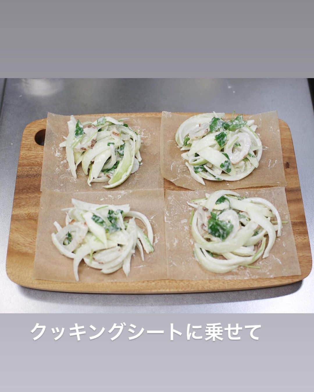 utoshさんのインスタグラム写真 - (utoshInstagram)「【レシピ付】白米がおいしい「かき揚げ丼」。 . ざくざくの玉ねぎと、ちくわとみつば、かりっと揚げて、おいしい白米の上にのせて、さくっと食べます。塩でもいいし、天丼のタレをかけてももちろんおいしい。 . . 今回、滋賀県高島市マキノ町で作られているおいしいお米 #河宝 を使って、ご飯を作りました。気合いをいれて土鍋で炊いています。 艶っとしたキレイな白いお米は食感がまず違う。噛めば噛むほどおいしくなります。 . お米はやっぱり水と土が良い所がおいしい。このマキノ町は蛍が好むくらいの清らかな水。土は砂地の土壌。砂地の層には優良な微生物が多くおり、水はけがよいことで、常に新鮮で綺麗な水が根から吸収されます。 この水と土壌で育ったお米をさらに専用の低温恒温器（冷蔵庫のようなもの）に入れて、低温で寝かせたお米が「河宝」です。 . . 白米に料理を合わせようと思ったら何でも合わせる事ができます。 かき揚げで天丼として食べるのもおいしいので、ぜひ作ってみてください。 . 毎食が楽しみになる素直なお米「河宝」 是非チェックしてみてください！ @kaho.rice_teisuisha . . レシピはこちら↓ ＿＿＿＿＿＿＿ . ちくわのかき揚げ（5人分） . 【材料】 玉ねぎ（大）　1個 みつば　適量（5本くらい） ちくわ　大1本（小さいのだったら3本） . 小麦粉 大さじ5 水 50m . 【作り方】 （1）玉ねぎはくし切り、ちくわは輪切り、みつばはざく切りにする。 . （2）ボウルに1の具材をいれ、小麦粉をいれてサクッと混ぜ合わせ、水を加えてさらに混ぜ合わせてベースを作る。 . （3）クッキングシートを手のひらサイズくらいにカットし、その上に2を乗せて、かき揚げの元を作る。 . （4）油を170°に熱して、クッキングシートに乗せたまま入れ、約2分揚げ、さらに裏返して1分揚げる。（クッキングシートは裏返したタイミングで外す。最初はおたまで上から油をかけるとよい） . ＿＿＿＿＿＿＿ . . ぜひ作ってみてくださいね。 No local No food おいしく楽しく！ . #河宝 #こだわり米作り #素直なお米 #おいしいお米 #PR #スタートUPレシピ #スタートアップレシピ #献立 #とりあえず野菜食 . #ellegourmet#lunch#brunch#breakfast#foodporn#instagramjapan#vsco#IGersJP#onthetable#ランチ#おうちカフェ#うちごはん#暮らし#フーディーテーブル #cooking#homemade#おうちごはん#朝ごはん#japanesebreakfast#f52grams」2月9日 21時51分 - utosh