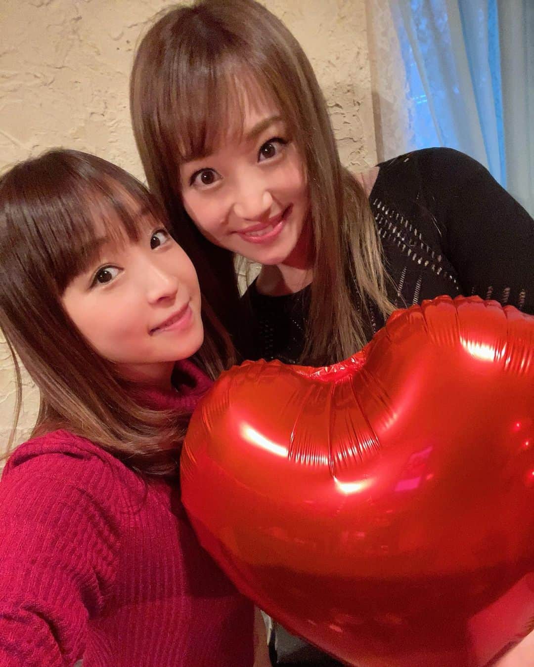 くぼたみかのインスタグラム：「大好きなゆりっち @yuriyuricchi とのイベント、来てくれた方本当にありがとうございます！ 親友とこのようにイベントができて、さらにファンの方とも話せさらにさらにみんなで一緒にお酒飲めるなんてこの上なき幸せ🍻 また春ごろやりたいな😚🌸　Happy Valentines day‼️🍫 #スナック　#1日ママ　#親友　#bestfriend」