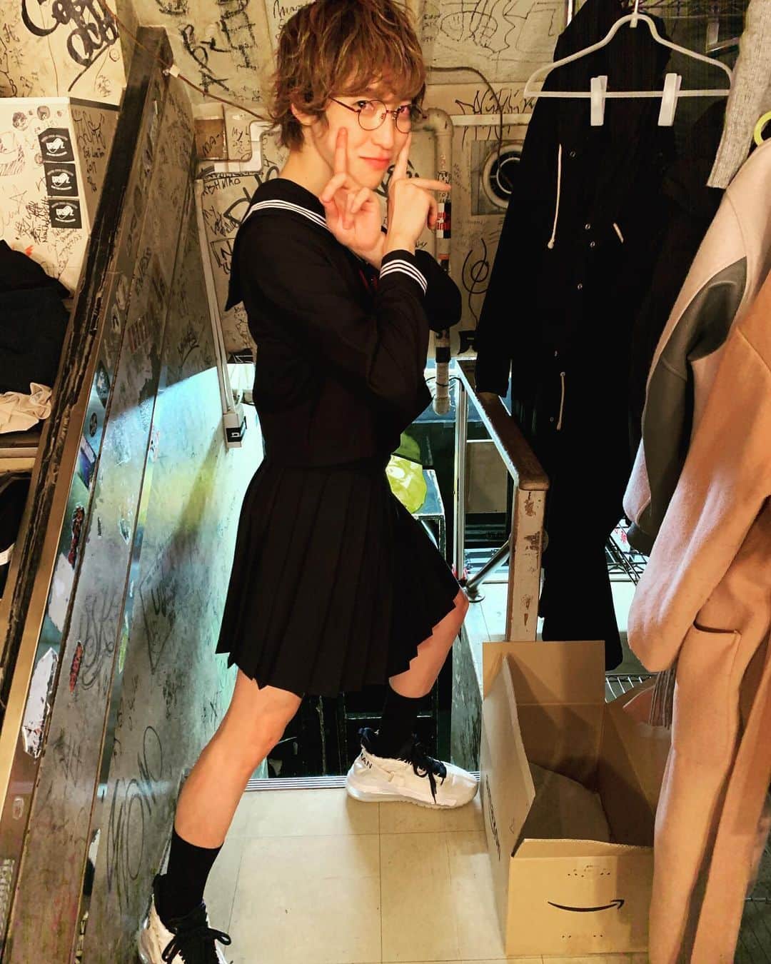 武井優心のインスタグラム：「いい年こいてこんな格好でライブ。だって男子禁制の女子限定ライブだったんだもん🙋‍♀️ 来てくれた皆様ありがとうございました！  #スカートってめちゃ動きやすい #ハマりそう」