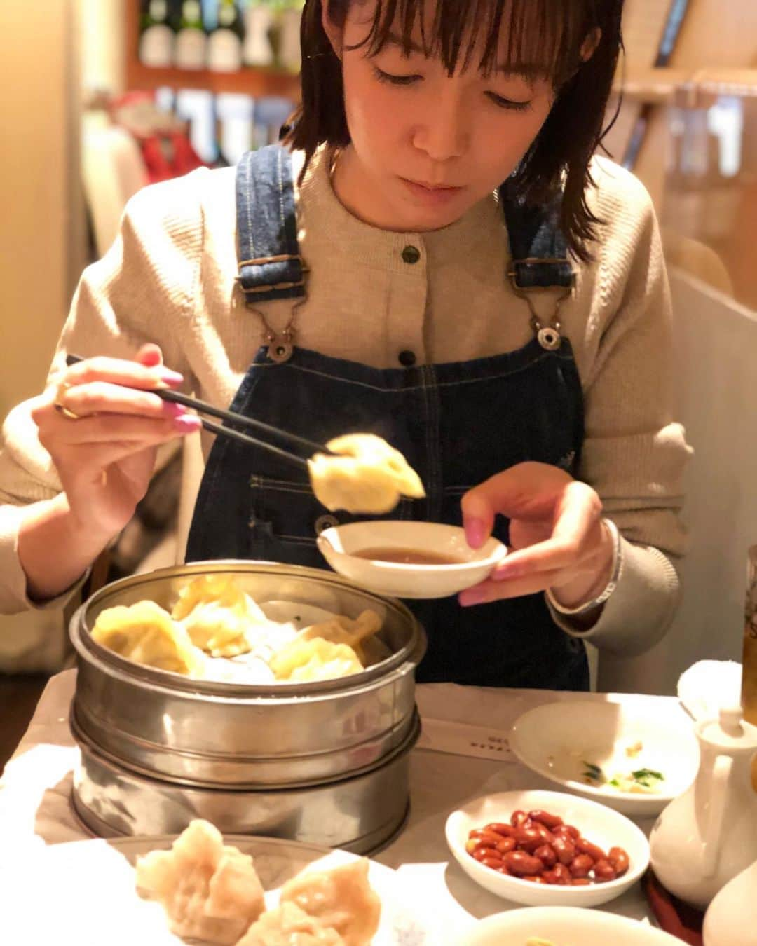 佐藤栞里さんのインスタグラム写真 - (佐藤栞里Instagram)「. この前のブランチで ニッチェさんたちにご紹介した 新橋の餃子屋さん、、 私もまた行きたくなって😳 いつもの餃子をひと通り、 そして渡部さんおすすめのトマト餃子も🥟 餃子で満腹になる幸せったらね☺️💕」2月9日 22時13分 - satoshiori727