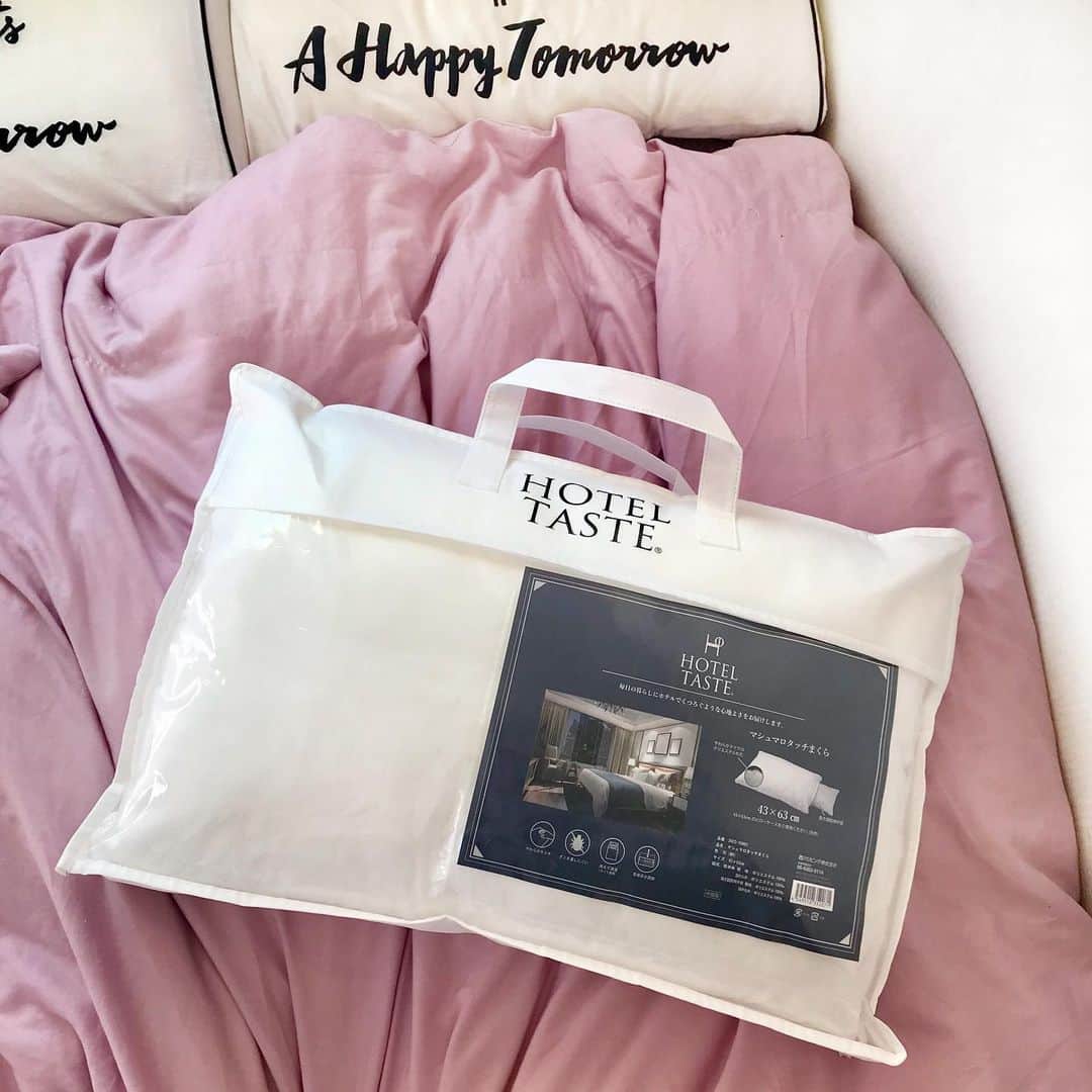 のインスタグラム：「#ホテルライク な#インテリア に 欠かせない、 海外のおうちにあるような ふわっふわで大きな#枕 。 . . #マイホーム を購入した時に、 絶対この大きさの枕を いくつも重ねて並べたくて、 色々探したけど、 . 当時は日本にこのサイズの枕が なかなか売ってなくて、 ネットでお取り寄せしたの💦 . . なのに...!!!! . なんと、なんと つい最近#パシオス(@paseos_official )でpicの枕を発見して興奮‼️😱❤️ . . しかも、1990円😱‼️‼️ . . ウソでしょー⁉️😱💓と 思わず独り言でました←www . . ちょうど、ほぺたろうに、 「ボクもママたちみたいなフワフワ枕が欲しい‼️」 とせがまれていたので ひとつ買ってみました☺️💗 . . ファスナーを開けると、 高さ調節用の小さなクッションも 入っていて、 至れり尽くせり✨✨ . . コレは買って損ナイ商品ですよー☺️✨ . . . 品番 8161224901 . . . . ーーーーーーーー . . . . ※勝手に【#パシオスコーデ部 】はじめました❤w パシオス仲間の入部お待ちしてますっ☺❤← . . 【パシオス公式アカウント】 →(@paseos_official ) . . . . #パシパト#パシオス購入品#パシオスパトロール#paseos #お洒落さんと繋がりたい #おしゃれさんと繋がりたい #プチプラコーデ#ママファッション#ママ#mamagirl#mineby3mootd#ponte_fashion#PR#パシオスコーデ#寝室#ベッドルーム#ルームクリップ#寝室インテリア#ホテルライクインテリア #ベッドルームインテリア#bedroom」