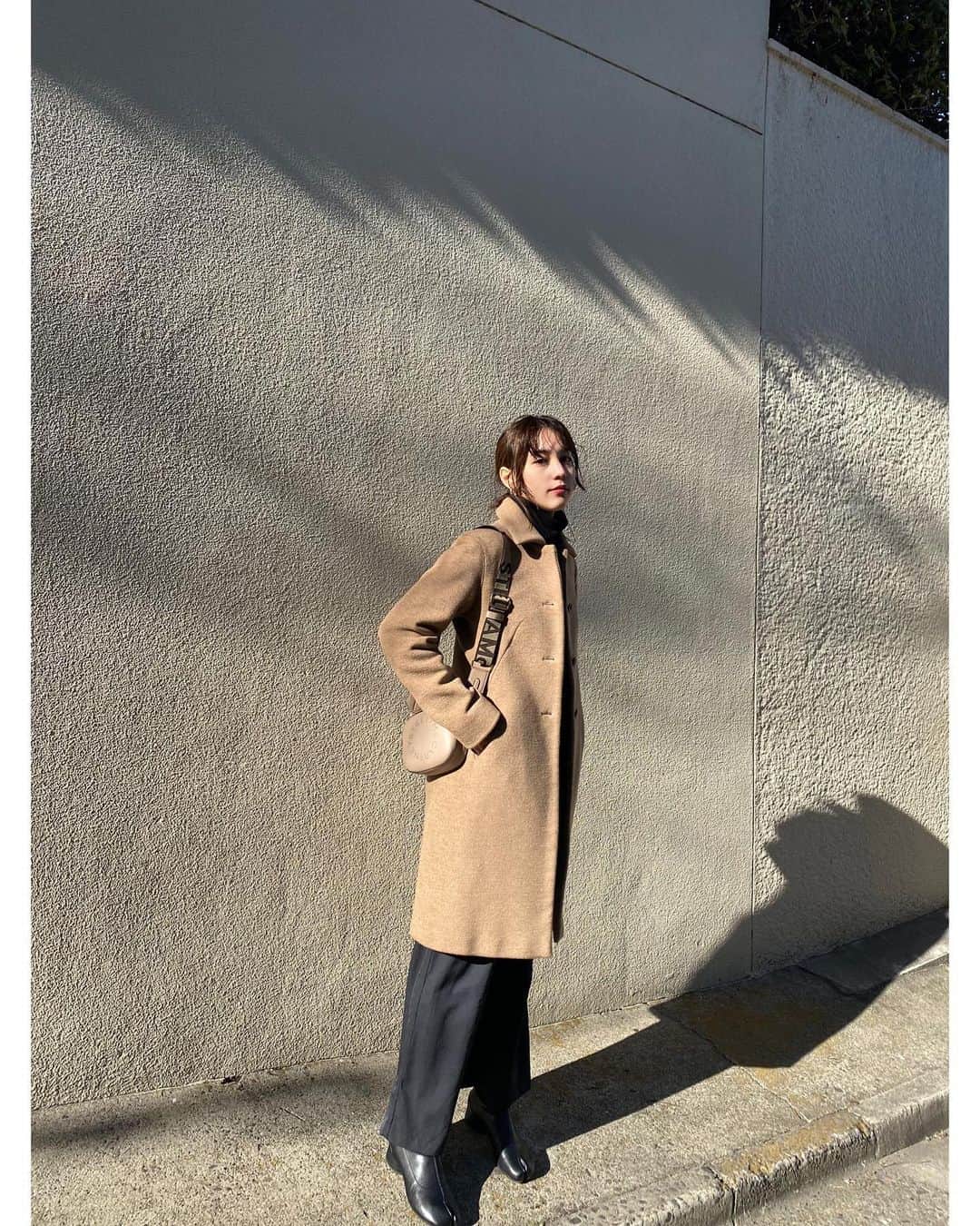 Kayumi Asukaのインスタグラム：「今日の私服。と、安定の半目。 coat：#jilsander  tops：#uniqlo  pant：#jamaisvu  shoes：#maisonmargiela bag：#stellamccartney」