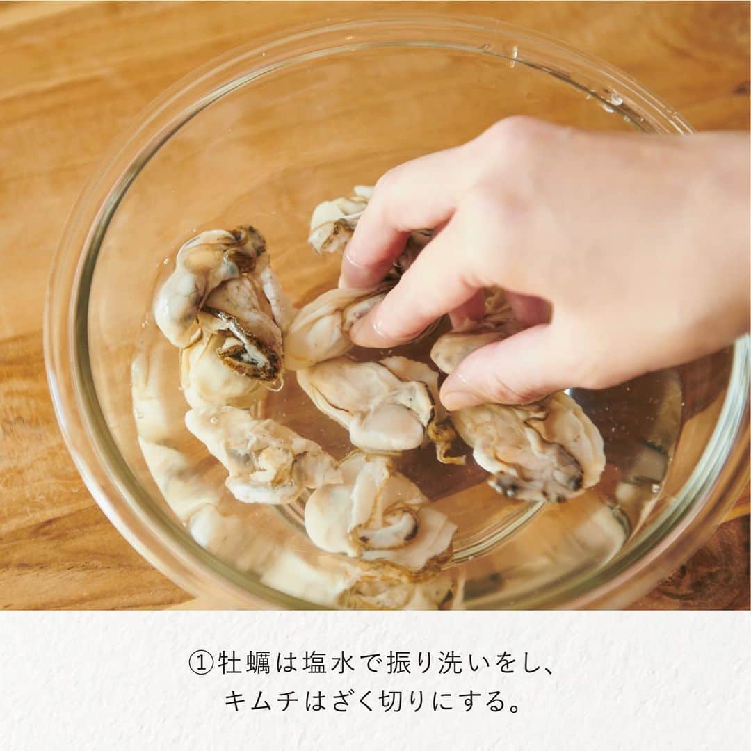 ルミネ北千住さんのインスタグラム写真 - (ルミネ北千住Instagram)「・ #senjuレシピ部  ㅤㅤㅤㅤㅤㅤㅤㅤㅤㅤㅤㅤㅤ ルミネ北千住では毎月、料理研究家・フードコーディネーターとして活躍する河瀬璃菜さん(@linasuke0508)にご協⼒いただき、 “簡単でおいしいレシピ”をお届けしています。 ㅤㅤㅤㅤㅤㅤㅤㅤㅤㅤㅤㅤㅤ 第12回目は「牡蠣チーズチヂミ」をご紹介。カリッ、モチッとした食感がたまらない、韓国の定番料理「チヂミ」。今回は、混ぜて焼くだけ！本格的な味をおうちで再現できる簡単レシピをご紹介します。 牡蠣の風味豊かな一品で乾杯しましょう！ ㅤㅤㅤㅤㅤㅤㅤㅤㅤㅤㅤㅤㅤ -‐‑‒-‐‑‒-‐‑‒-‐‑‒- STEP. ①牡蠣は塩⽔で振り洗いをし、キムチはざく切りにする。 ②ボウルにAを入れてよく混ぜ合わせる。 ③牡蠣、キムチ、チーズを⼊れてさらに混ぜる。 ④中⽕で熱したフライパンにごま油をひき、③を流し入れる。 ⑤蓋をして7〜8分加熱し、きつね色になったらひっくり返す。 ⑥ごま油を鍋肌から流し入れ、蓋をせずに中火で5分ほど加熱。 ⑦⾷べやすい大きさに切り、白髪ねぎ、糸唐辛子をのせれば完成！お好みでBのタレをつけてどうぞ。 --‐‑‒-‐‑‒-‐‑‒-‐‑‒- ㅤㅤㅤㅤㅤㅤㅤㅤㅤㅤㅤㅤㅤ -TODAYʼS MEMO- 牡蠣は塩分濃度3%の塩⽔で振り洗いすると、うま味を保ったまま汚れを取り除くことができます☝ ㅤㅤㅤㅤㅤㅤㅤㅤㅤㅤㅤㅤㅤ -‐‑‒ 材料(2人分) -‐‑‒ 牡蠣・・・100g キムチ・・・・150g 成城石井/2F シュレッドチーズ・・・30g ごま油・・・適量 糸唐辛⼦・・・適量 あれば白髪ねぎ・・・適量 A ⼩麦粉・・・60g ⽚栗粉・・・40g 卵・・・1個 ⽔・・・・100cc 鶏ガラスープの素・・・小さじ2 塩・・・ひとつまみ B オイスターソース・・・大さじ1 成城石井/2F マヨネーズ・・・大さじ2 ㅤㅤㅤㅤㅤㅤㅤㅤㅤㅤㅤㅤㅤ 次回のレシピは「彩りはんぺんボール」。お楽しみに✨」2月9日 22時08分 - lumine_kitasenju