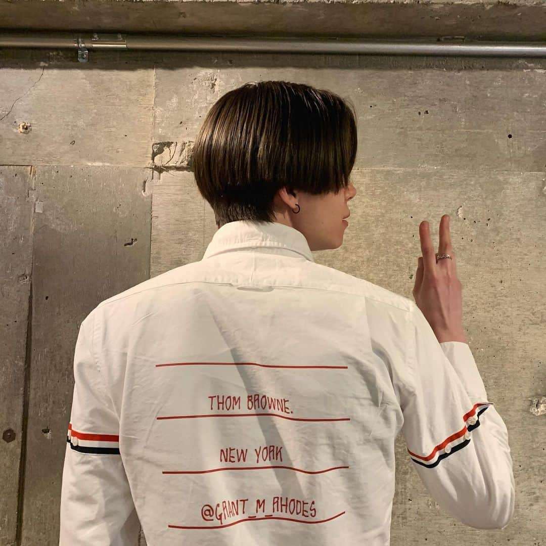 Roseさんのインスタグラム写真 - (RoseInstagram)「Thank you for such a lovely shirt🥰 ﻿ ﻿ 新宿伊勢丹メンズ館2階にてトムブラウンを購入した方限定でアイテムのバックの3行目にお好きな言葉をプリントできるそうです！文字の色も5色から選べます！今月の21日までやってるいるので気になる方は是非行ってみてはいかがでしょうか✌︎！﻿ ﻿ #thombrownejp ﻿ #thombrowne﻿ #トムブラウン」2月9日 22時11分 - rose_0507_