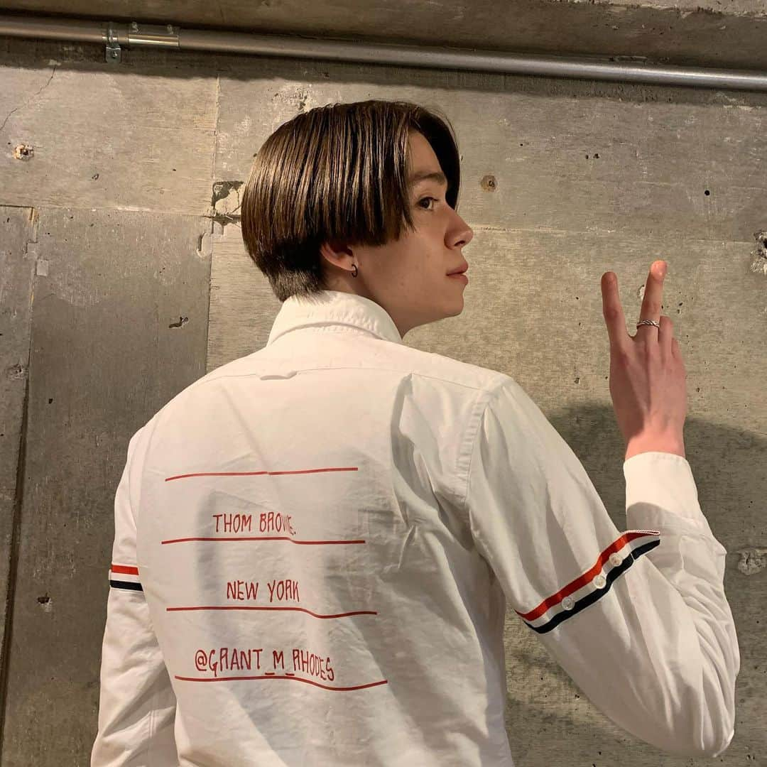 Roseさんのインスタグラム写真 - (RoseInstagram)「Thank you for such a lovely shirt🥰 ﻿ ﻿ 新宿伊勢丹メンズ館2階にてトムブラウンを購入した方限定でアイテムのバックの3行目にお好きな言葉をプリントできるそうです！文字の色も5色から選べます！今月の21日までやってるいるので気になる方は是非行ってみてはいかがでしょうか✌︎！﻿ ﻿ #thombrownejp ﻿ #thombrowne﻿ #トムブラウン」2月9日 22時11分 - rose_0507_