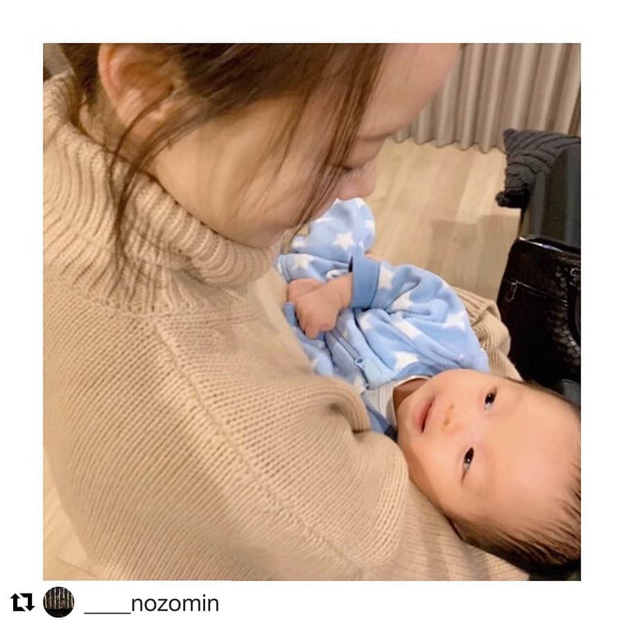 亀恭子のインスタグラム：「季節は冬。 最近の友達との会合は、 だいたいお家ご飯。 . . . 外食には勿論その楽しさがあるけれど、 家でのんびりご飯も最幸ですよね❤︎ . . 次男も参加出来るのがこれまた嬉しい^ ^ . . #someday #friday #dinner #bff #fun #thankyou . . #Repost @____nozomin with @get_repost ・・・ 昨夜の . . 癒しの笑顔と☻໌ 美しい母さん♡ﾞ . . #beloved #family #love #friend #cute #baby #healing #fun #lastnight #tgif #instababy #instapic #instagood」