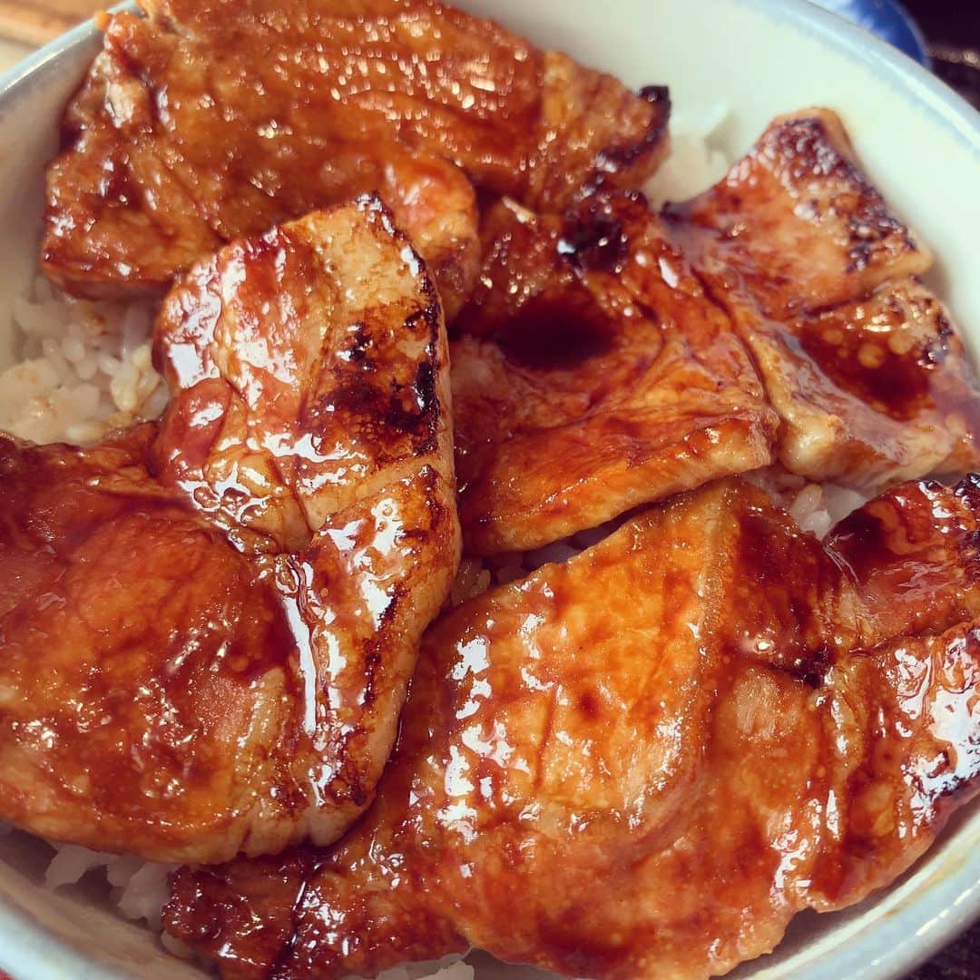 加藤千恵のインスタグラム：「先日の豚丼。そんなに食べることも多くないけど、豚丼って結構好き。どうでもいい情報を記しておくと、わたしの中の丼ランキング、不動の一位は親子丼ですが。」