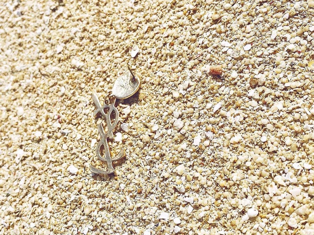 神宮 若奈さんのインスタグラム写真 - (神宮 若奈Instagram)「砂浜にピアスが落ちちゃったら なんだかいい感じで撮った😂💗 . たまたま横に落ちてたサンゴのカケラは なにかの運命だよってお母様に言われたので とりあえず持って帰った💗 . (私は漂流物のカケラだと思っていたw) #こういう些細なことが幸せ #沖縄 #沖縄空間 #美々ビーチ #糸満 #ysl #ピアス #okinawa #wakanastyle」2月9日 22時30分 - jinguwakana