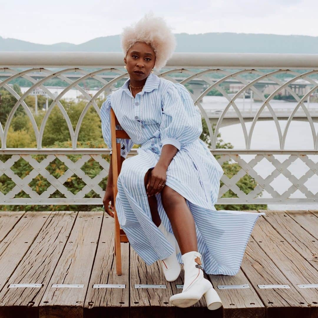 ニューヨーク・タイムズさんのインスタグラム写真 - (ニューヨーク・タイムズInstagram)「Cynthia Erivo, the star of “Harriet,” was the sole black actor nominated for an Oscar this year. She is nominated for 2 two Academy Awards, for best actress and best song. “It’s not enough that I’m the only one. It just isn’t,” she said, noting that “far too much work was done this year by incredible women and men of color that should be celebrated.” The 33-year-old star is just one step away from the coveted EGOT club, after winning a Tony, a Grammy and an Emmy in 2015 for her role as Celie in the Broadway revival of “The Color Purple.” If she does take home an Oscar, she will be the youngest person ever to become an EGOT winner and in the least time: It will have taken less than 5 years. Tap the link in our bio to read about @cynthiaerivo’s plans for the Oscars. @peytonfulford took this photo.」2月9日 22時31分 - nytimes