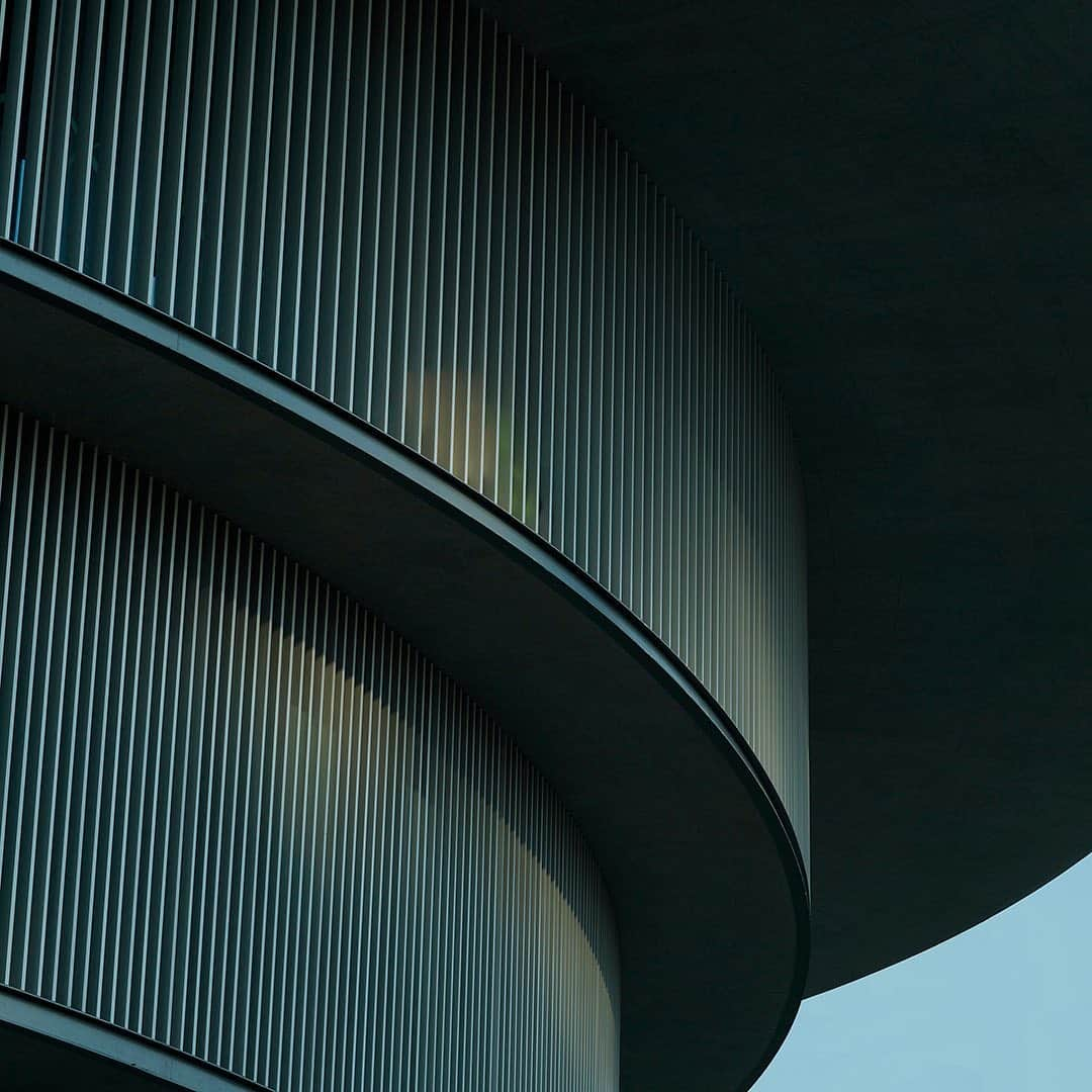 HYPEBEASTさんのインスタグラム写真 - (HYPEBEASTInstagram)「@hypebeastart: Japanese architecture studio Tadao Ando Architect & Associates has designed the He Art Museum (‘HEM’) in Shunde, China. Totaling 16,000 square meters, HEM is the first museum to celebrate southern China’s regional Lingnan culture and covers four floors in a circular design.  A “double-helix” staircase is situated in the center of the building and leads to a round skylight overhead. Expect it to open later this year, where it will host rare Lingnan art alongside works by international contemporary masters. ⁠⠀ Photo: HEM」2月9日 22時31分 - hypebeast