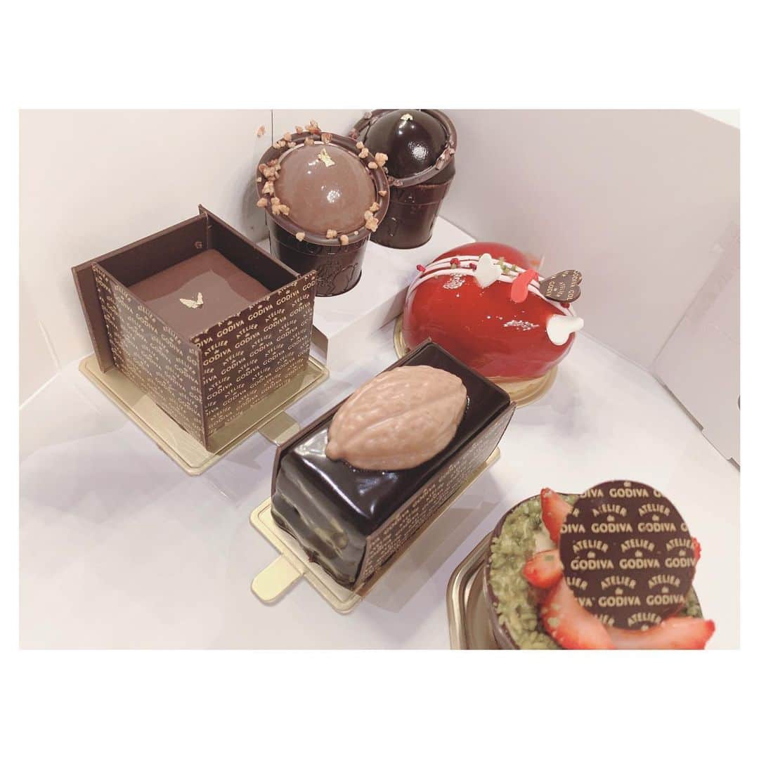 村重杏奈さんのインスタグラム写真 - (村重杏奈Instagram)「#godiva日本上陸48周年キャンペーン  差し入れで、チョコもケーキも頂いちゃいました😭🌱 美味しくて泣いた😭😭 GODIVAのチョコ美味し過ぎる。 できれば毎日食べたい😇」2月9日 22時38分 - hktanna4848