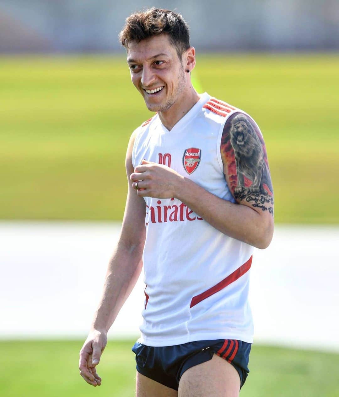 メスト・エジルのインスタグラム：「Shaping up for the challenges ahead 〽️⚽ #M1Ö #YaGunnersYa #Dubai」