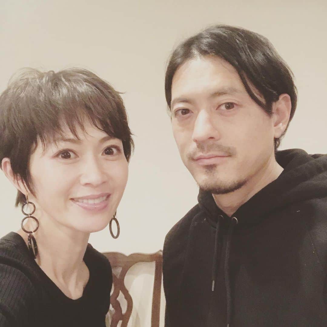 のインスタグラム：「11th anniversary ・ いろんな変化が起きるけど、尊敬する気持ちは増していきます。 ・ 先日、祖母が亡くなり、肉体の時間は有限であることを再認識しましたが、だからこそ、生かされていることに感謝し、チャレンジし続けることが生を全うするということなのだ感じます。 ・ これまでと同様、これからも自由な私ですが、どうぞ大目に見守っていただけたら幸いです。 ・ 最近は、髪の長さが逆転してますね。笑」