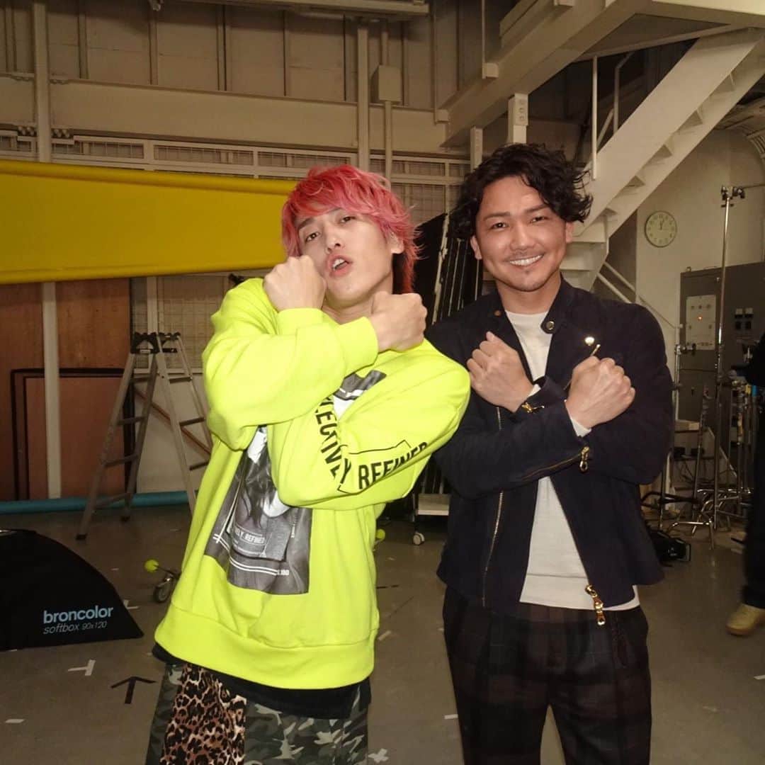 嵜本将光 のインスタグラム：「今日は、よしもと男前ブサイクランキング、ダントツで男前No.1に選ばれたEXITの兼近さんと商品のPR撮影😁✨ ・ ・ 本当に男前でチャラい芸風ですが、 紳士的で　とても魅力的な方でした☺️ ・ ・ 最後にEXITポーズで1枚 ・ ・ ありがとうございました😊 ・ ・ ・ #よしもと　#よしもと男前ブサイクランキング2019 #EXIT #exit兼近 #兼近大樹 #大阪おこしゃんせ　#高級食パン嵜本　#焼きたてチーズタルト専門店pablo #TAPICHI」
