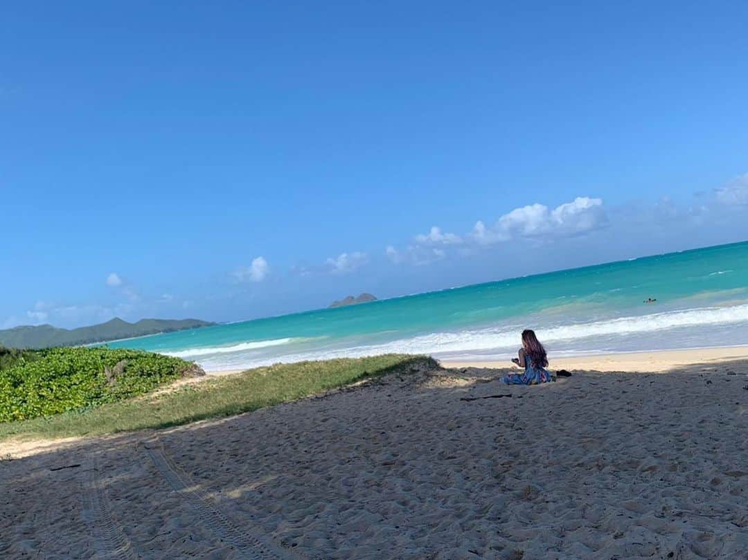 五月千和加さんのインスタグラム写真 - (五月千和加Instagram)「. ハワイ🌺最後の日は遠くまでドライブ🚘✨💕💕 気持ちいいお天気でした🌞🌈 . #hawaii #waikiki #honolulu #dress #purplehair #longhair #ハワイ　#ワイキキ　#ホノルル　#ロングヘア　#ワンピース　#海　#海岸　#ビーチ　#beach #ocean #sea #shore」2月9日 22時41分 - satsuki_senwaka