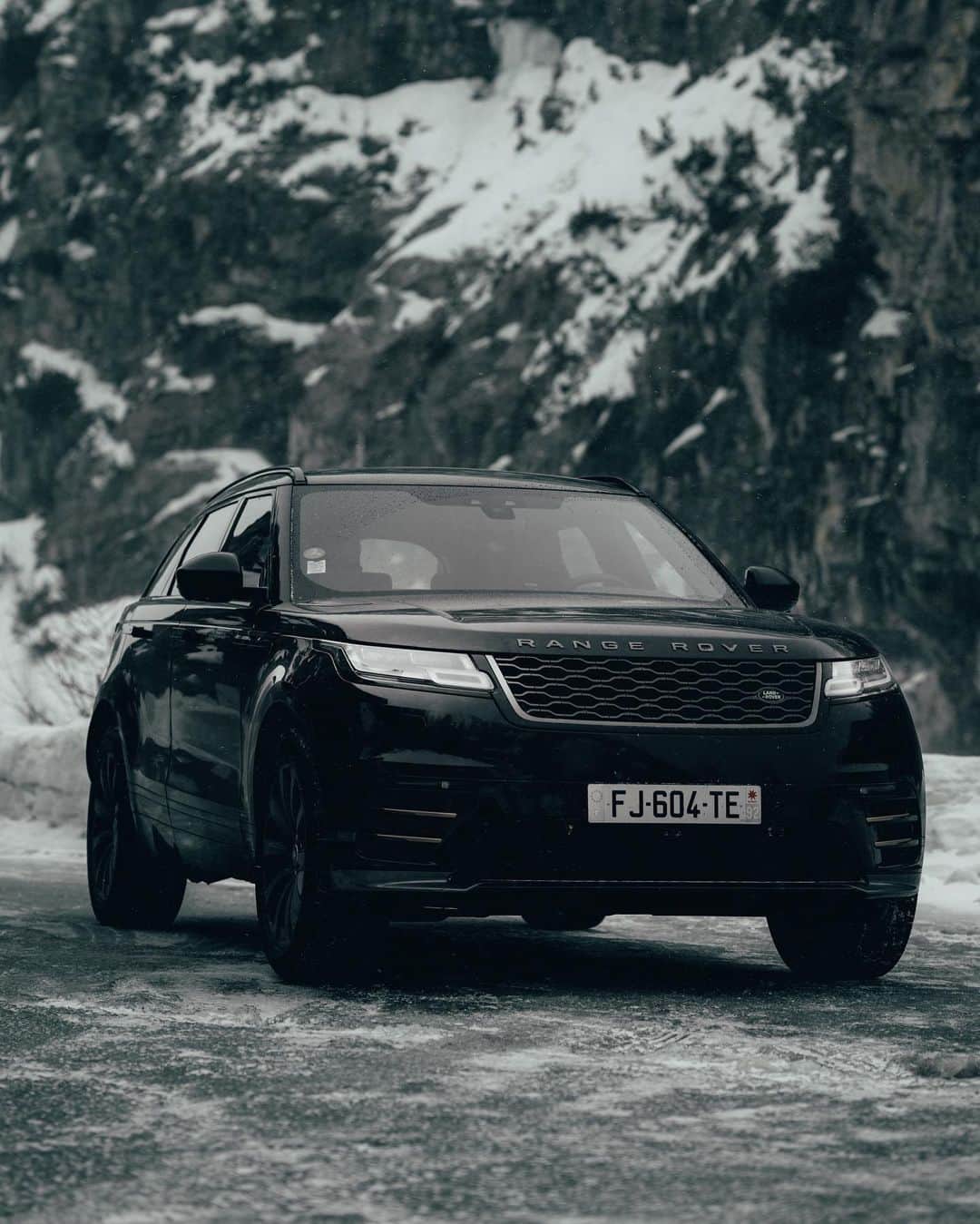 Enzo Cariniさんのインスタグラム写真 - (Enzo CariniInstagram)「The past is behind, learn from it. The future is ahead, prepare for it. The present is here, live it. With @landroverfrance #velar」2月9日 22時43分 - enzo_carini