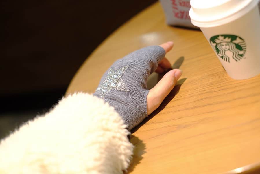奥田順子さんのインスタグラム写真 - (奥田順子Instagram)「公園行くのに寒くて手袋探していたらすごくいいのを発見🙌 #ハンドウォーマー スマホも使えるし、用事をする時、手首につけておくことも👍なのでなくさないんです！ #手袋#神戸市東灘区#アンシャンテ住吉」2月9日 22時49分 - okuda_junko