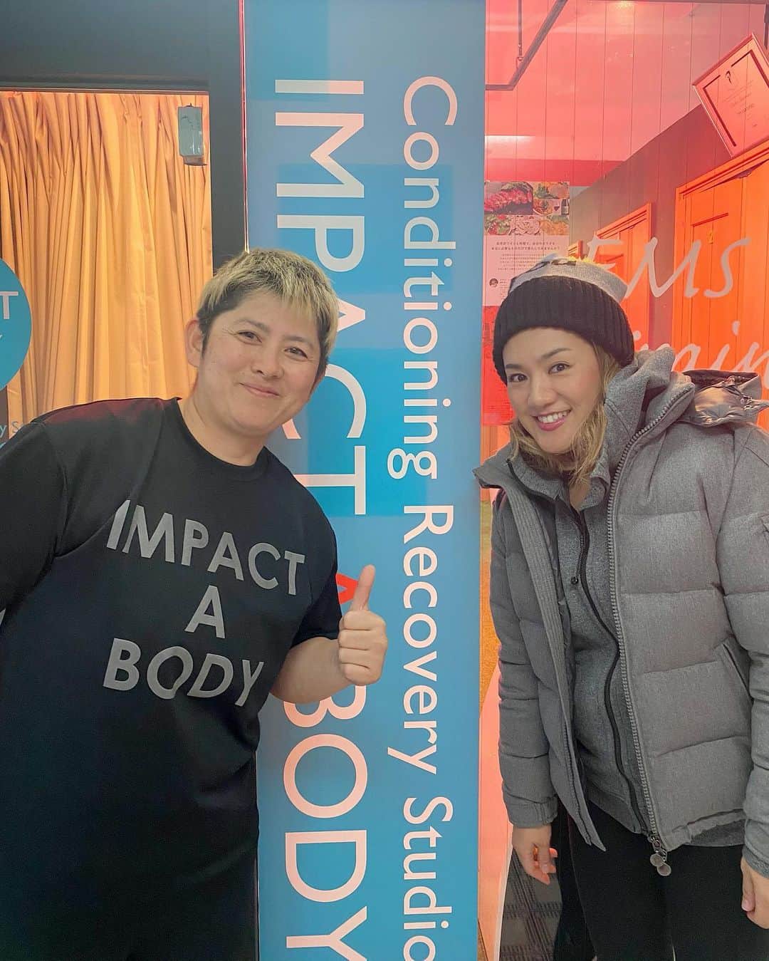 藤島妃呂子のインスタグラム：「天沼知恵子プロ @amanuma_chan.impact_a_body のEMSトレーニングジムにお邪魔してきました。 @impact_a_body  天沼さんが体験においでよ〜と誘ってくれてたので、ずっと行ってみたかったからやっと行くことが出来ました❗️ 電流が流れるボディスーツを着て20分、短時間で負荷がかけられるらしくなかなか内容が濃いトレーニングでした！ まだ動ける身体みたいだからがんばろ〜😆 楽しんでるうちに終わったけど、明日筋肉痛になるのかなー。  ジムで偶然、新井敬子プロにもお会いできて嬉しかった〜❣️ 天沼さん、ありがとう😊またお邪魔しまーす！  #impactabody #emstraining  #EMS #体験レッスンあるよ #担当Noriさん」