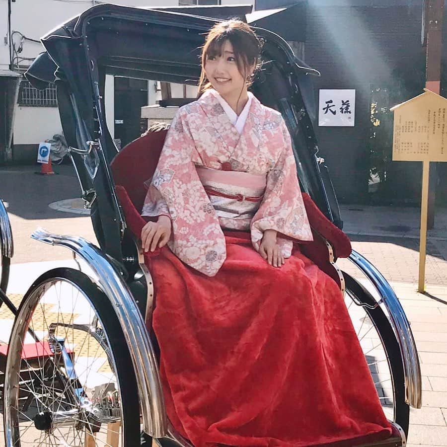 橘珠里さんのインスタグラム写真 - (橘珠里Instagram)「❁︎👘❀🏮❀👘❁︎ ⋆ 太陽の光が綺麗でお気に入りの写真☀️✨ 最近はアプリでもこのような効果をつけられますが、実際のものです🌅 ⋆  #人力車 楽しかったし、 #着物 もまたすぐ着たいです☺️🎶 *----*----*----*----*----* #光芒 #浅草 #人力車えびす屋 #えびす屋浅草 #浅草人力車 #浅草人力車えびす屋 #浅草巡り #浅草 #お着物 #着物女子 #着物コーディネート #着物コーデ #着物ヘア #着物ヘアアレンジ #着物ヘア #ピンク着物 #浅草着物レンタル #レンタル着物 #梨花和服 #梨花和服浅草  #浅草観光 #着物女子会 #浅草フォトスポット #asoview #asakusa #rickshaw #asakusatokyo #tokyo #kimono #kimonofashion」2月9日 23時05分 - jurinu