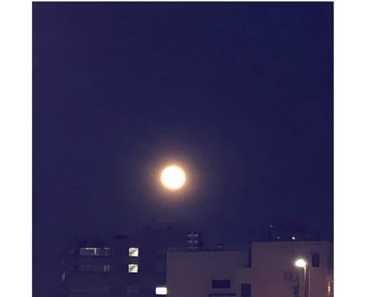 末永百合恵さんのインスタグラム写真 - (末永百合恵Instagram)「タイトルなら宇宙船の飛来🛸  素敵な満月…！ 道すがら写真を撮っても、目で見た感動までは心にしか写らない。  #夕暮れ#夕暮れ時#黄昏時#誰そ彼時#片割れ時#空#宇宙船#飛来#終末感#好きな時間#満月#フルムーン#月#綺麗#写真#捉えきれない#今日は#一粒万倍日#吉日#明日も頑張ろう#twilight#twilightsky#evening#dusk#beautiful#moon#fullmoon」2月9日 23時00分 - yurie__suenaga
