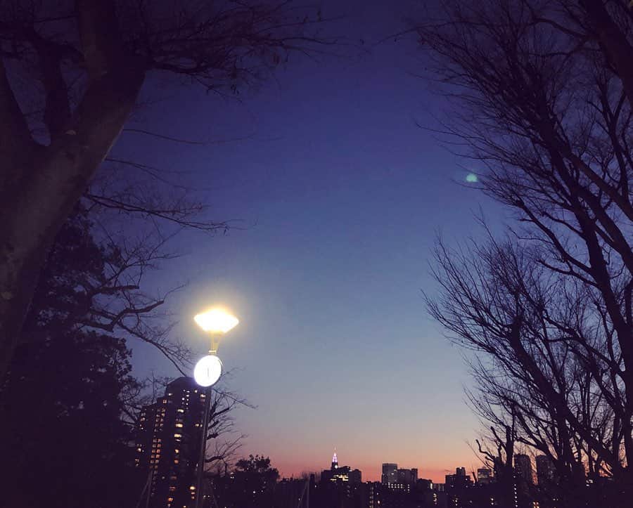 末永百合恵さんのインスタグラム写真 - (末永百合恵Instagram)「タイトルなら宇宙船の飛来🛸  素敵な満月…！ 道すがら写真を撮っても、目で見た感動までは心にしか写らない。  #夕暮れ#夕暮れ時#黄昏時#誰そ彼時#片割れ時#空#宇宙船#飛来#終末感#好きな時間#満月#フルムーン#月#綺麗#写真#捉えきれない#今日は#一粒万倍日#吉日#明日も頑張ろう#twilight#twilightsky#evening#dusk#beautiful#moon#fullmoon」2月9日 23時00分 - yurie__suenaga