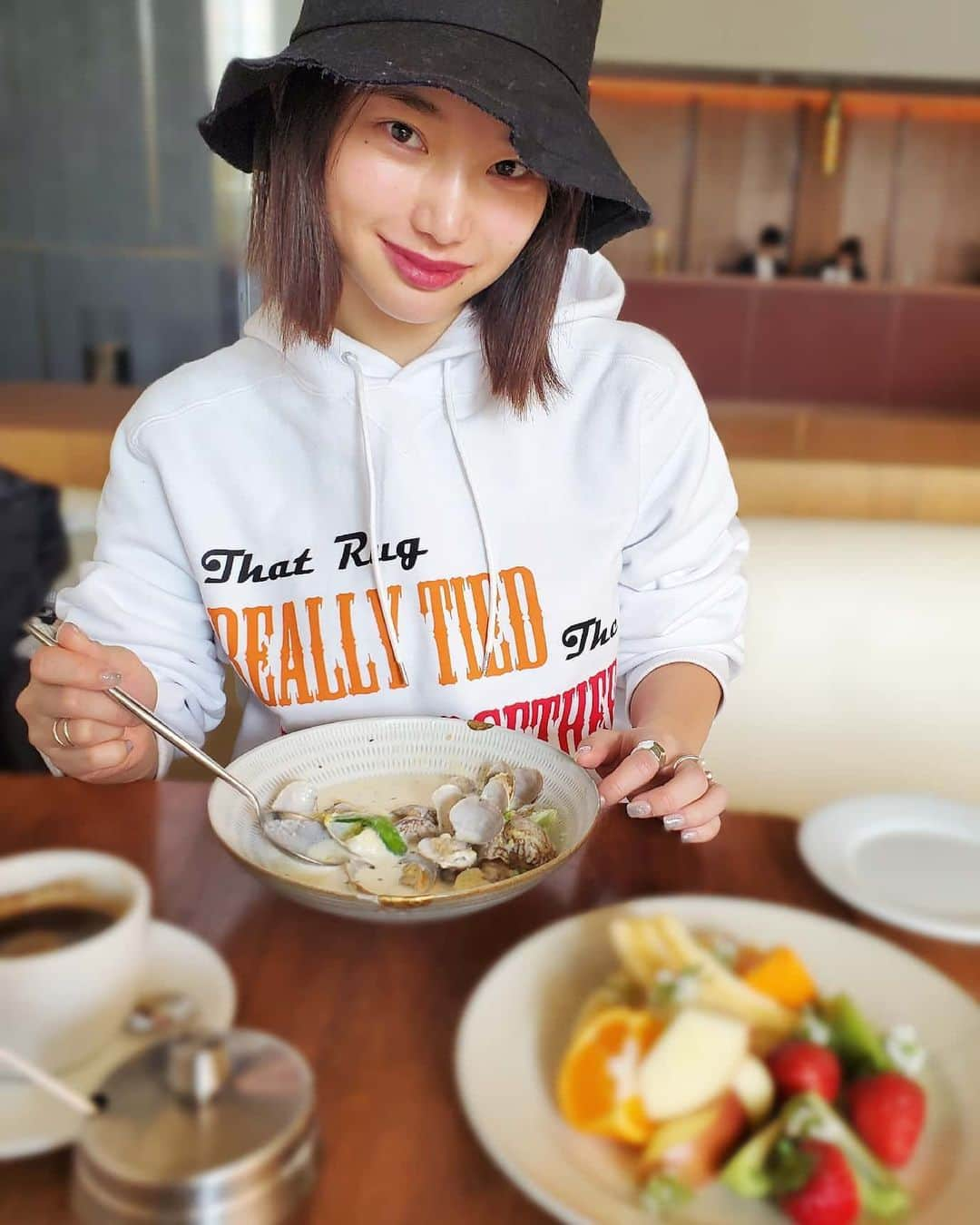 保坂玲奈さんのインスタグラム写真 - (保坂玲奈Instagram)「____ #パーカー #sacai . . . 人によって食べると肌が荒れる物って 違うよね。 私はお酒を飲みすぎた翌日#肌荒れ と #くすみ が凄いよ🤫 . . #すっぴんリップの日 #クラムチャウダー が五臓六腑に染み渡る . パーカーはお気に入りの @sacaiofficial ‪‪❤︎‬ . . . #outfit #ootd #パーカーコーデ#つば広帽#バケハ#dholic」2月9日 23時03分 - __renao_0707