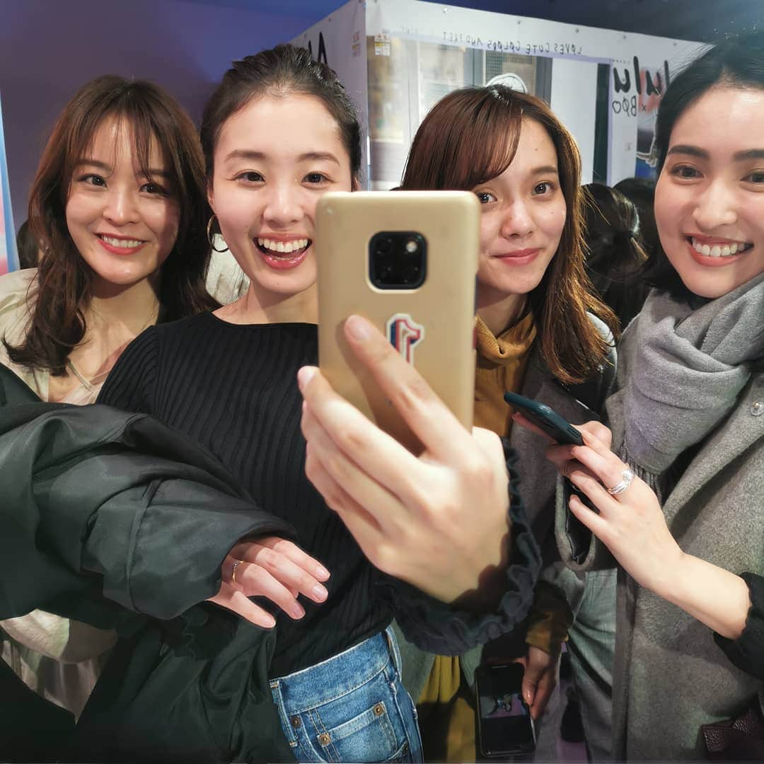 ayaka8880のインスタグラム：「. . ブログ、毎朝7:30に更新中です✨ . いっぱい書き溜めてるのですが、 . 明後日は、ライター仲間とマルキューに行った話。 . 藤井みほな先生のギャルズ！を読んでテンションあげて。 . 撮り方忘れた、プリクラ撮って。 . プチプラコスメに触れて。 . 昔を思い出すっていいな、と思いました✨ . 同世代に読んで、共感してほしい内容です。笑 . 気持ちがホクホク . #ハイビスカスずっと描いてた #ワンウェイ #リズリサ #ココルル #マルキュー女子会」