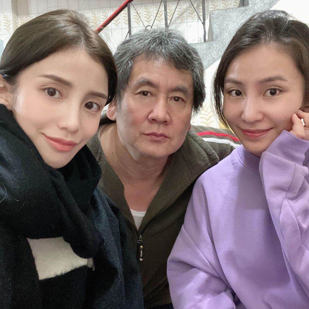 チャン・チュンニンのインスタグラム：「張爸爸生日快樂 怎麼吃永遠都是媽媽煮的菜最好吃 家的味道 無可取代  以後決定用自己手機拍照比較正常  #姐姐手機鏡頭真的出事了 #老爸吹蠟燭不忘線上麻將」