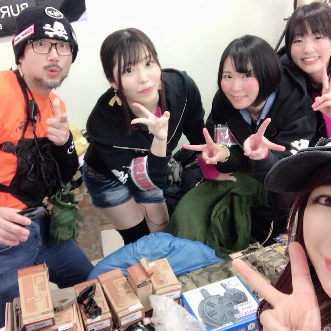 戦え‼︎ぴっちょりーなさんのインスタグラム写真 - (戦え‼︎ぴっちょりーなInstagram)「. . . 今日は日本最大級の . . サバゲー用品の販売会💜๑･̑◡･̑๑ #爆裂祭 でウピウピ隊の方々と一緒に💜 . .  MCのお仕事でしたああああ . . 緊張したああああ💕💦 . . なんと!!2000人以上が来場されたみたい!!! すごおおおおおお . . そしてそして、いつもお世話になってる . . みんなとも沢山!!挨拶できて嬉しかった💕 . . ありがとうございました💕 . . ただバタバタしていてご挨拶できなかった方々も . . いらっしゃっるのでえええ💦ごめんなさい🙇‍♂️🙇‍♀️🙏 . .あと画像10枚以上貼れなかったー💦 . . こんなに大きなイベントにMCとして 呼んで頂き本当に、感謝です!!!╰(*´︶`*)╯♡ . . . 次の爆裂祭は11月頃予定!!💕 発表お楽しみに💜💜💜 . . . . 🖤🖤🖤🖤🖤🖤🖤🖤🖤🖤🖤🖤🖤🖤🖤🖤 🖤🖤🖤🖤 . . . 🌈ぴっちょりーなYouTubeチャンネル🌈 週一💕配信中〜 . . 🌈ぴっちょりーなバイクアカウント🌈 @picciolina . . 🖤🖤🖤🖤PICCIOLINA☆SCHEDULE🖤🖤🖤🖤 . . . . 🔫ゲスト出演🔫 シューティングマッチ イベント 4/5 (日)3GUN NATION  @shooting_range_target1 . . . 🔫ゲスト出演🔫サバイバルゲームイベント 4月11日(土) G&G LOVERS  @ggarmament  @union_sgf  @met_union . . . 🛵ゲスト出演🛵バイクイベント 9月13日(日) CUBサミット@茂庭 . . . . . 🖤🖤🖤🖤🖤🖤🖤🖤🖤🖤🖤🖤🖤🖤🖤🖤🖤 🖤  #airsoftmilsim #speedshooting  #airsofter#airsofters#airsoftgun#airsoftguns#ぴっちょりーな #piccholina #airguns#airgun#airsofterphoto#airsofting#airsoftwar#airsoftworld#airsoftjapan#airsoftgirl #airsoft#サバゲー#サバゲー女子#military」2月9日 23時17分 - picciolina.airsoftgirl