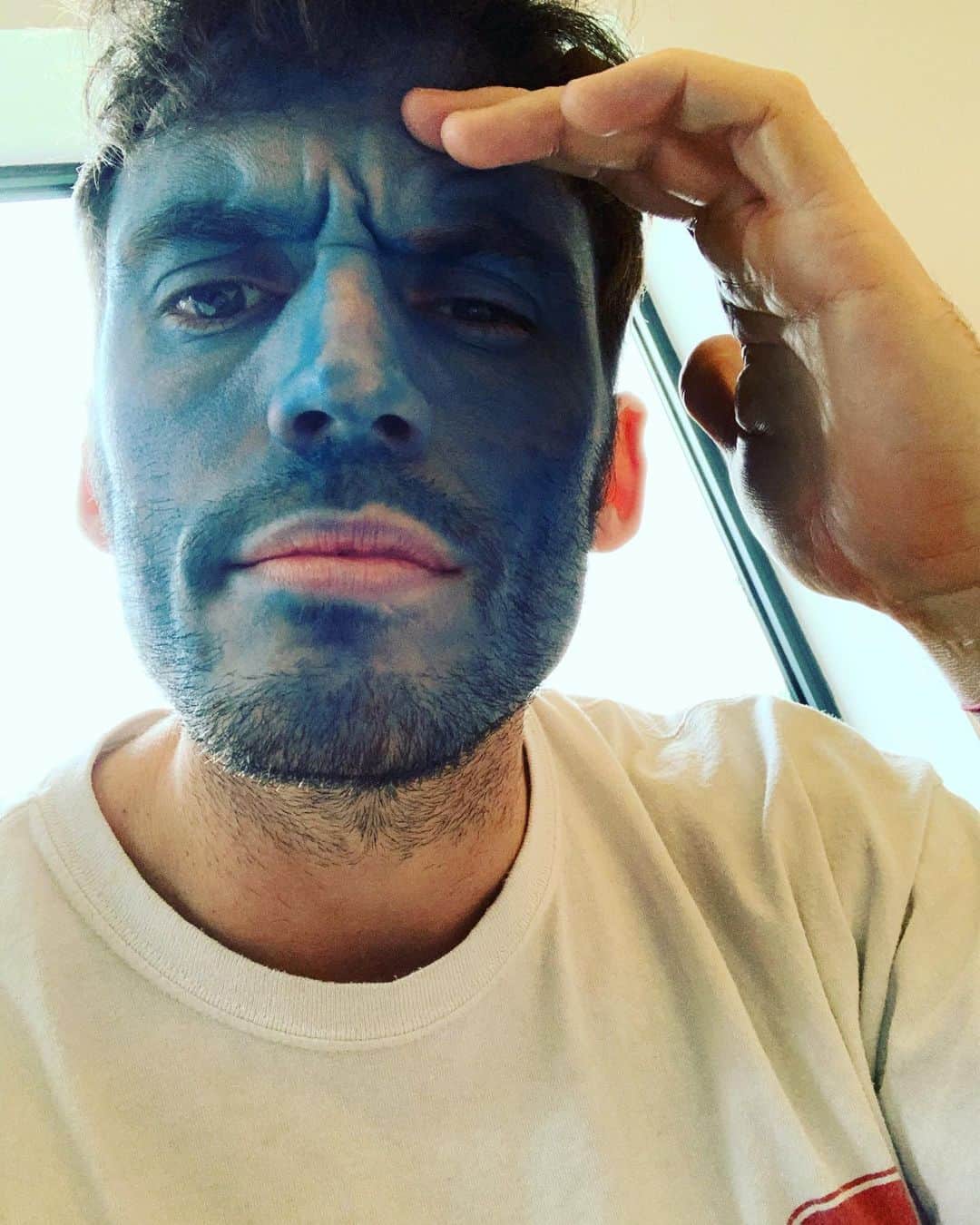 サム・クラフリンのインスタグラム：「Sunday face paints. Apparently I am Blue Shrek. 👍🏻」