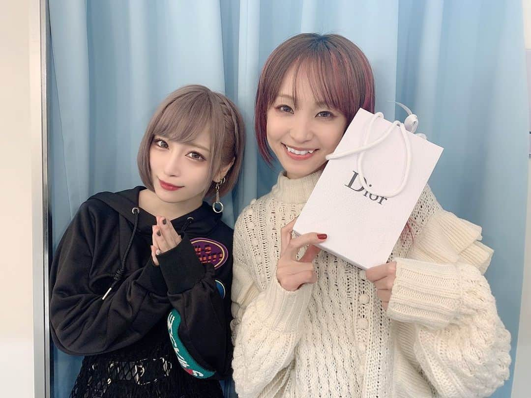 LiSAさんのインスタグラム写真 - (LiSAInstagram)「2020年ライブはじめ☻♡ 楽屋が両隣May'n @mayn1021 とReoNa @reo_peko で家族と過ごしている気持ちでした☻♡だいすきーっ☻♡ リスアニ！LIVE10回目。ということで一番最初にガルデモとして出演させていただいた、リスアニ！LIVE2010を思い出しながら、特別なデート(LiVE)でした。自分で組んでおいて想いも大放出🤮🤮🤮大切な日を一緒に遊んでくれた皆様。ありがとうございました。#リスアニ！１０回目おめでとうございます㊗️ #3ヶ月もLiVEしてなかったの　#デビューして一度もない気がする」2月9日 23時37分 - xlisa_olivex