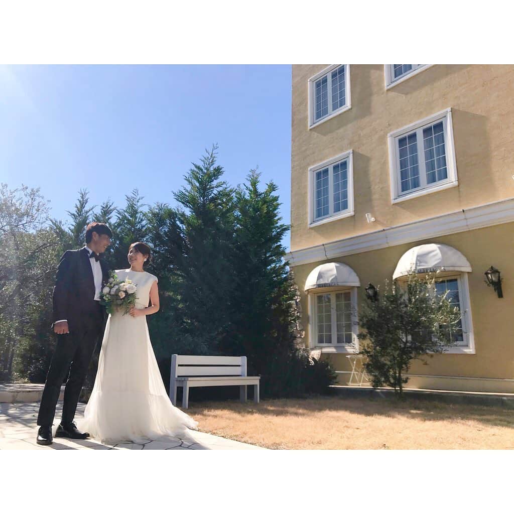 のインスタグラム：「・ ・ 美男美女でいらっしゃるお二人🌿 ・ 青空と緑に囲まれて⋆*❁*⋆ฺ｡* ・ ・ #プレ花嫁 #卒花嫁 #卒花 #結婚式 #結婚式準備#ウェディング#花嫁#思い出#ブーケ#ヴィラデマリアージュ越谷レイクタウン#家族#花嫁レポ#カメラ#記念日#結婚式場#写真好きな人と繋がりたい #ウェディングドレス #ガーデン#アットホーム#ブーケ#フォトスポット#南フランス#wedding#dress#colour#flower#natural#green#happiness#photography #party」