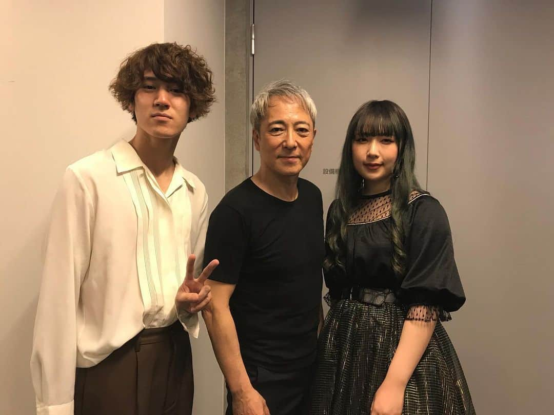 亀本寛貴さんのインスタグラム写真 - (亀本寛貴Instagram)「昨日はLine Cube ShibuyaでSONGS ＆ FRIENDS 佐野元春『Cafe Bohemia』出演しました！ 我々はCafe bohemiaからSTRANGE DAYS、更にもう一曲Happy manを演奏しました。 佐野さんがこのアルバムをリリースしたのは今の僕と同い年の時で改めて音楽性の成熟度やご本人のカリスマ性や色気が凄かったんだなと再認識しました。 僕も頑張らなければ…笑 2枚目の写真は同じくゲスト出演したGrapevineの田中さんと僕がリアルタイムでバインを知った当時にバインをプロデュースされていた長田進さんと！長田さんのギター終始素晴らしかったな。説得力、年季が違いますね… こうやって世代を超えて日本のRockのDNAが受け継がれてると思うと自分らもダサいことできないなと思いますね。 沢山刺激をもらえた最高の1日でした^_^」2月9日 23時58分 - hirokikamemoto