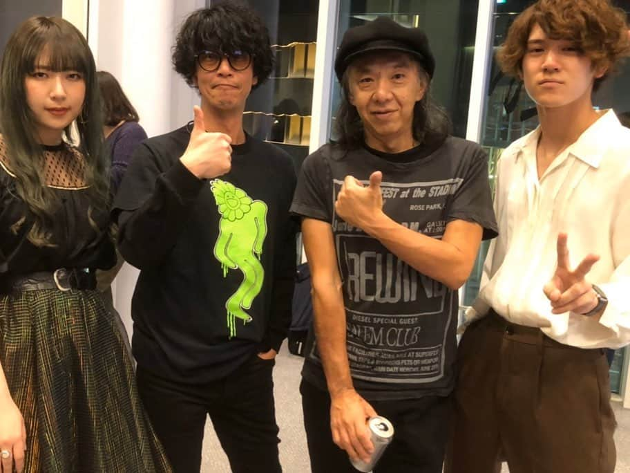 亀本寛貴さんのインスタグラム写真 - (亀本寛貴Instagram)「昨日はLine Cube ShibuyaでSONGS ＆ FRIENDS 佐野元春『Cafe Bohemia』出演しました！ 我々はCafe bohemiaからSTRANGE DAYS、更にもう一曲Happy manを演奏しました。 佐野さんがこのアルバムをリリースしたのは今の僕と同い年の時で改めて音楽性の成熟度やご本人のカリスマ性や色気が凄かったんだなと再認識しました。 僕も頑張らなければ…笑 2枚目の写真は同じくゲスト出演したGrapevineの田中さんと僕がリアルタイムでバインを知った当時にバインをプロデュースされていた長田進さんと！長田さんのギター終始素晴らしかったな。説得力、年季が違いますね… こうやって世代を超えて日本のRockのDNAが受け継がれてると思うと自分らもダサいことできないなと思いますね。 沢山刺激をもらえた最高の1日でした^_^」2月9日 23時58分 - hirokikamemoto