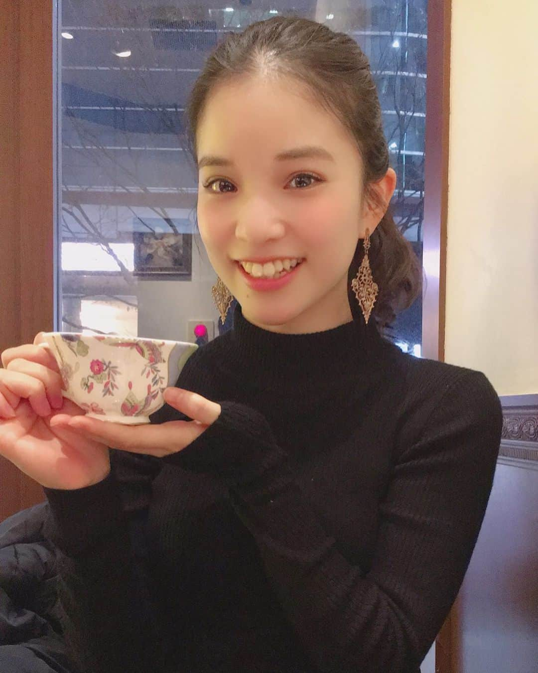 仮谷せいらさんのインスタグラム写真 - (仮谷せいらInstagram)「お上品にしてみた☕️✨ けど、写真撮ってもらうの苦手、、、 顔が引きつってしまう😖くそーっ🥺  #お気に入りピアス」2月9日 23時50分 - seira_kariya