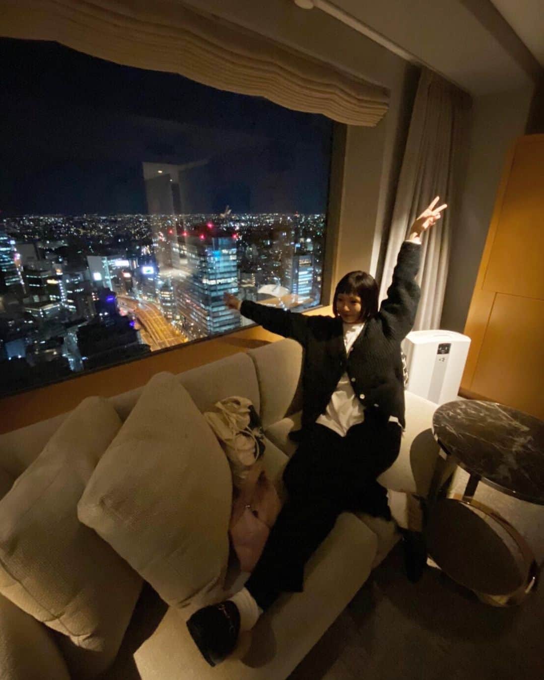 のインスタグラム：「👦🏻に誕生日を2日に分けて祝ってもらいました〜 おいしいごはんとケーキに素敵なホテルで最高な2日間でした。誕生日ってやぱりよいね！わがままたくさん聞いてもらえた☺️💕 たくさんとってもありがとう。28歳なんてどきどきしちゃう〜。 #SYHD #とても素敵な誕生日でした #いつもありがとう」