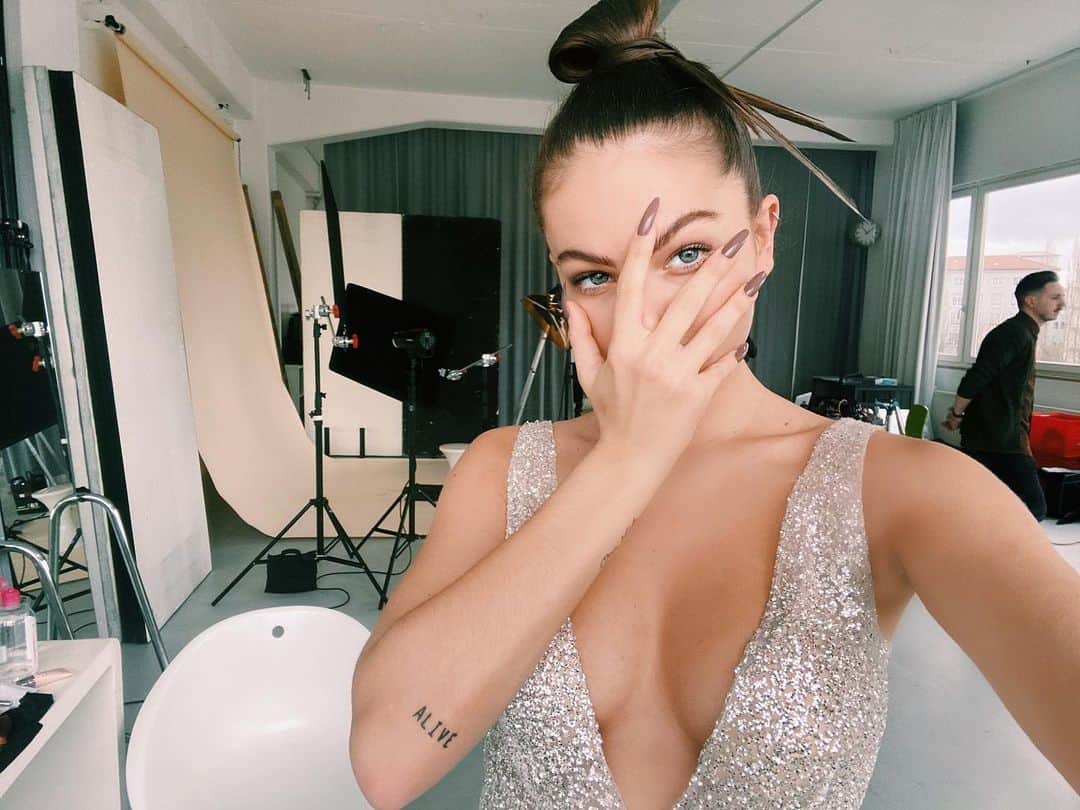 ティラーヌ・ブロンドーのインスタグラム：「👽」