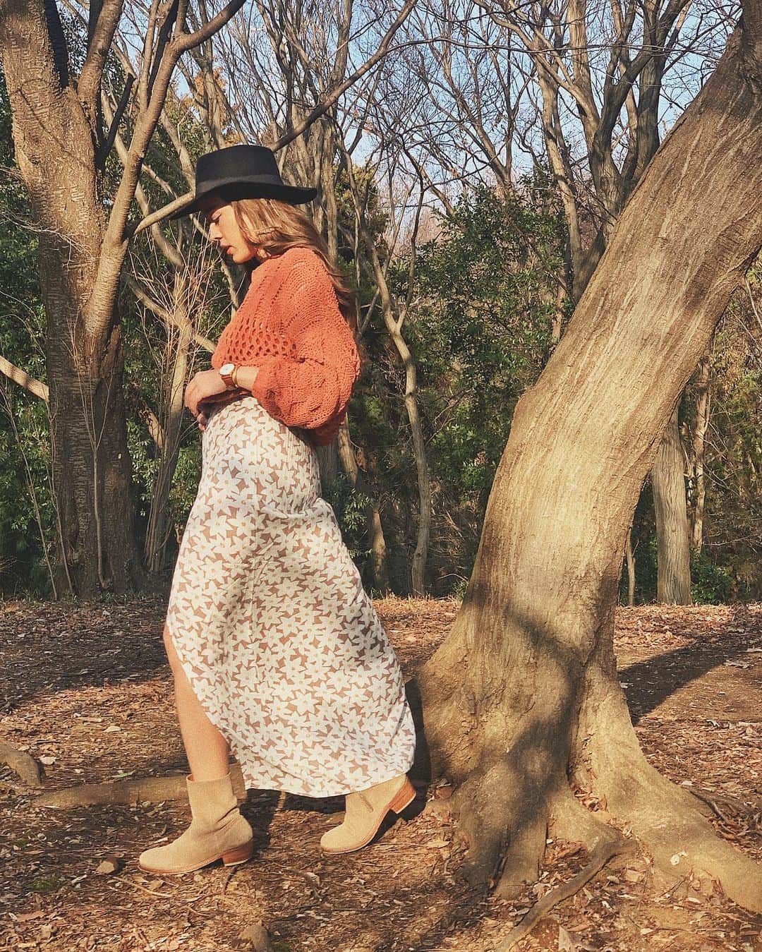 Tattyのインスタグラム：「この日は全身　@billabongwomensjp 🌼 (ブーツは　@unused_inc )  花柄のマキシスカートは billabongが新しく出した#ecofriendlycollection シリーズの 森林に優しいFSC認定のエコでサスティナブルな繊維で作られた100パーセントレーヨンのもの💁‍♀️🌈 サーファーの @lex.weinstein と一緒にこのコレクションを盛り上げていくbillabongwomensの今後が楽しみ😌✨ 他のアイテムもなんだけど、この柄の水着も可愛いんだよぉ🥺 このスカート、スリット入っててハイウェストだからあったかくなってきたら水着と合わせて着たいなぁ🤫🏝💕 #IMHEREFORTOMORROW #billabongwomens #billabongwomensjp #ootd #2020ss #billabong」