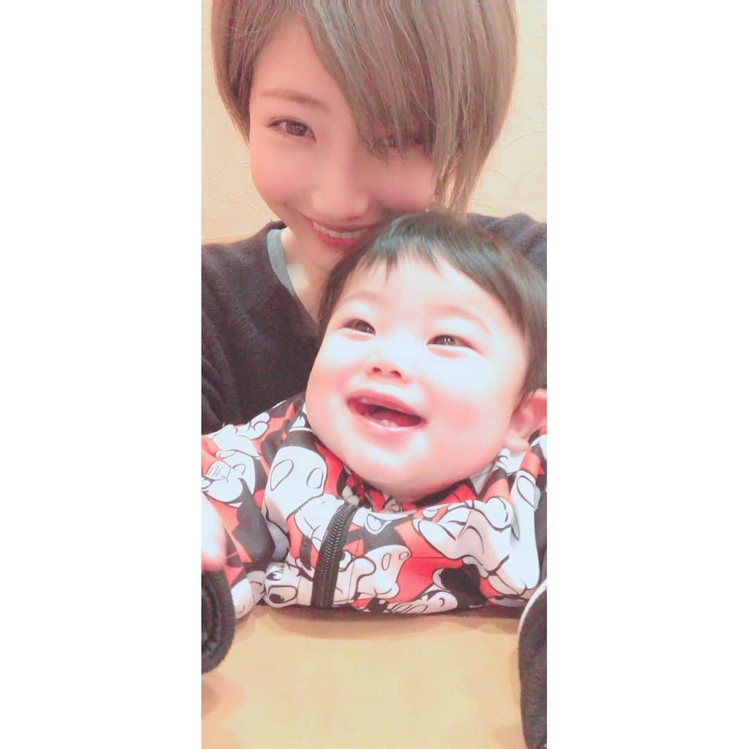 村本れいのインスタグラム：「﻿ ﻿ #こんにち歯　💓﻿ ﻿ ﻿ 上の八重歯なのか、真ん中の二本より先に生えてる﻿ ﻿ ﻿  息子の手が大きい ﻿ ﻿ ﻿ #令和ベビー　#8ヶ月　#男の子ベビー﻿ #やんちゃな予感　#ベビスタグラム　#親バカ部ig_baby」
