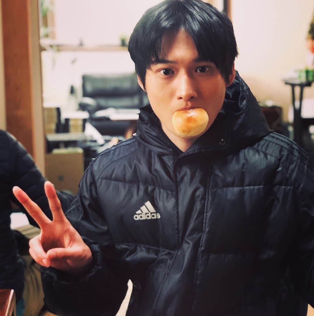 松本大志さんのインスタグラム写真 - (松本大志Instagram)「あんぱん🥯 撮影中差し入れ頂きました✨  まだまだ続きます。頑張ります😊👌 最近寒くて寒がりな僕はベンチコート手放せなくなってます。笑  #松本さんの食」2月10日 0時01分 - taishi_ma